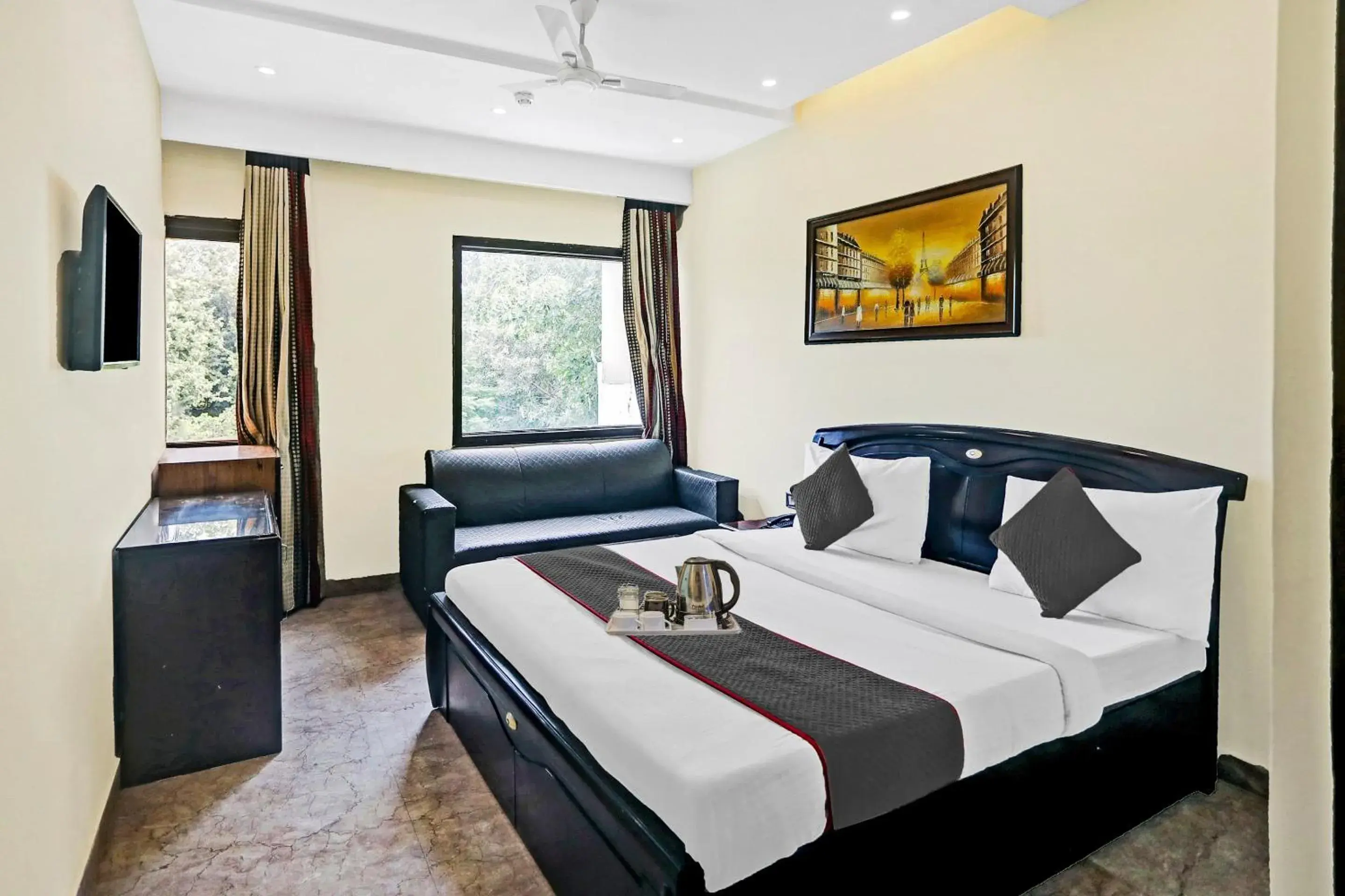 Bedroom, Bed in Super Townhouse Prakash continental Near Netaji Subhash Place Metro Station Bedroom, Bed in Super Townhouse Prakash continental Near Netaji Subhash Place Metro Station