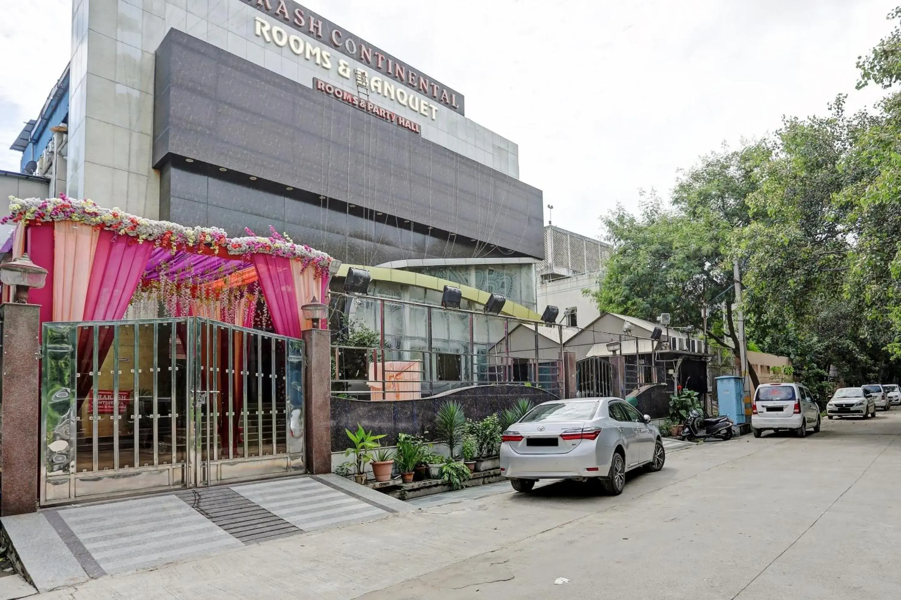 Facade/entrance in Super Townhouse Prakash continental Near Netaji Subhash Place Metro Station Facade/entrance in Super Townhouse Prakash continental Near Netaji Subhash Place Metro Station