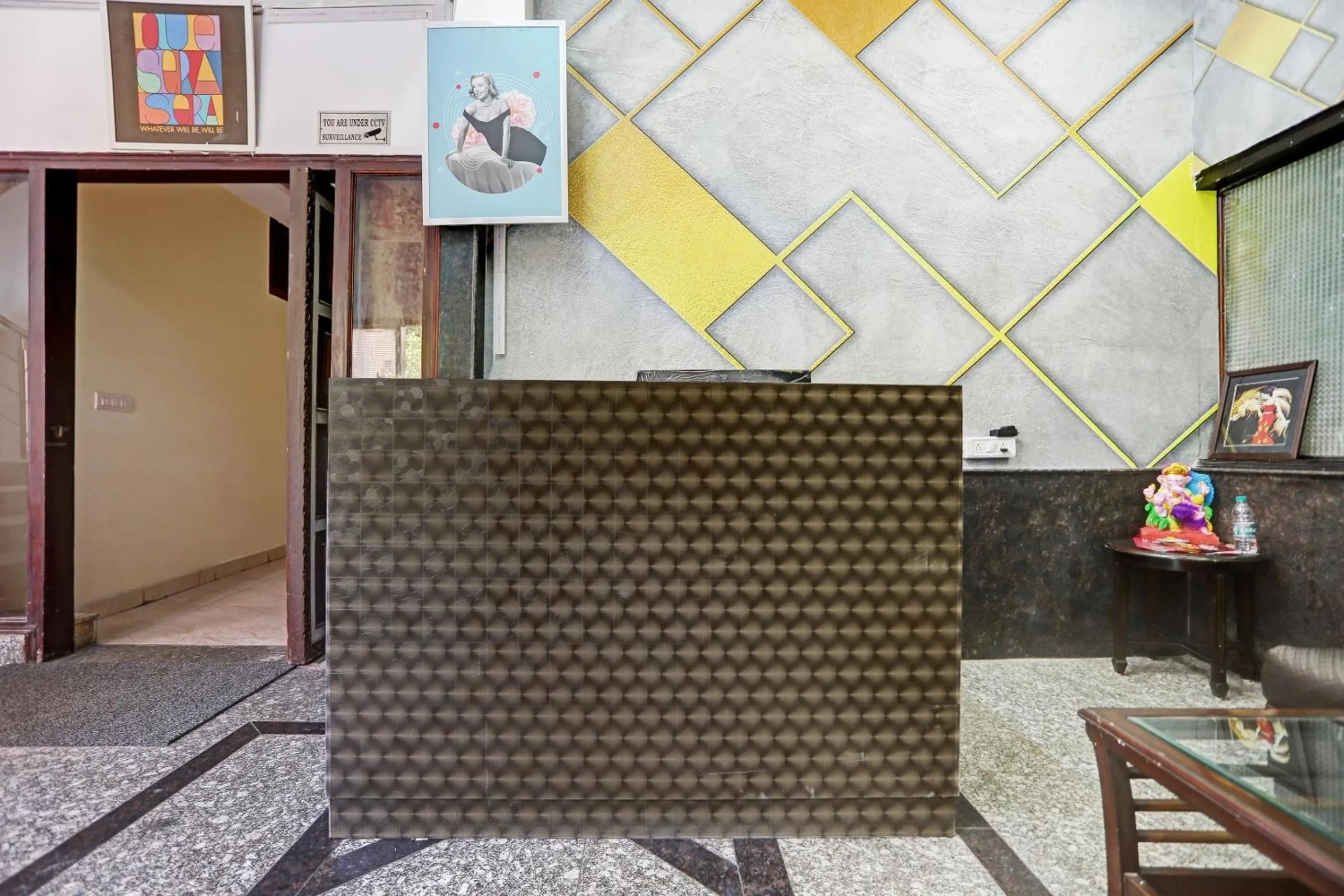 Lobby or reception in Super Townhouse Prakash continental Near Netaji Subhash Place Metro Station