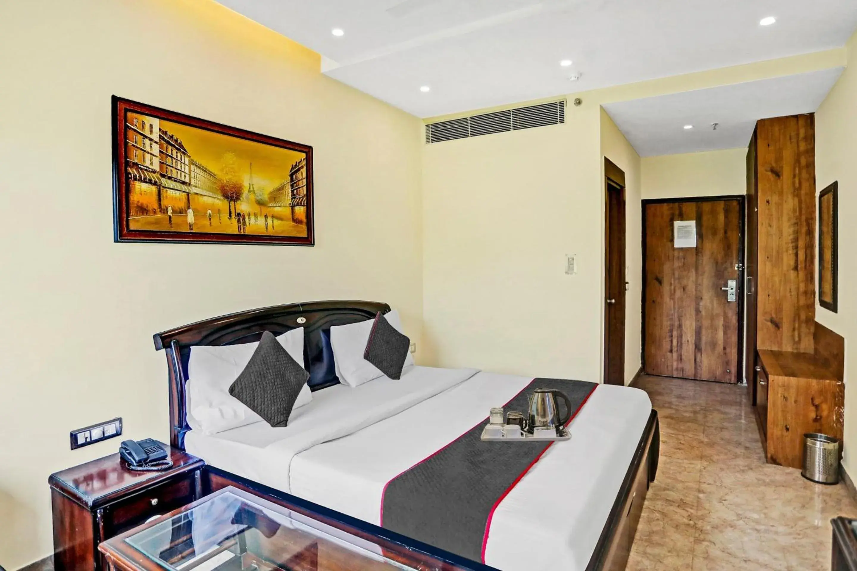 Bedroom, Bed in Super Townhouse Prakash continental Near Netaji Subhash Place Metro Station Bedroom, Bed in Super Townhouse Prakash continental Near Netaji Subhash Place Metro Station