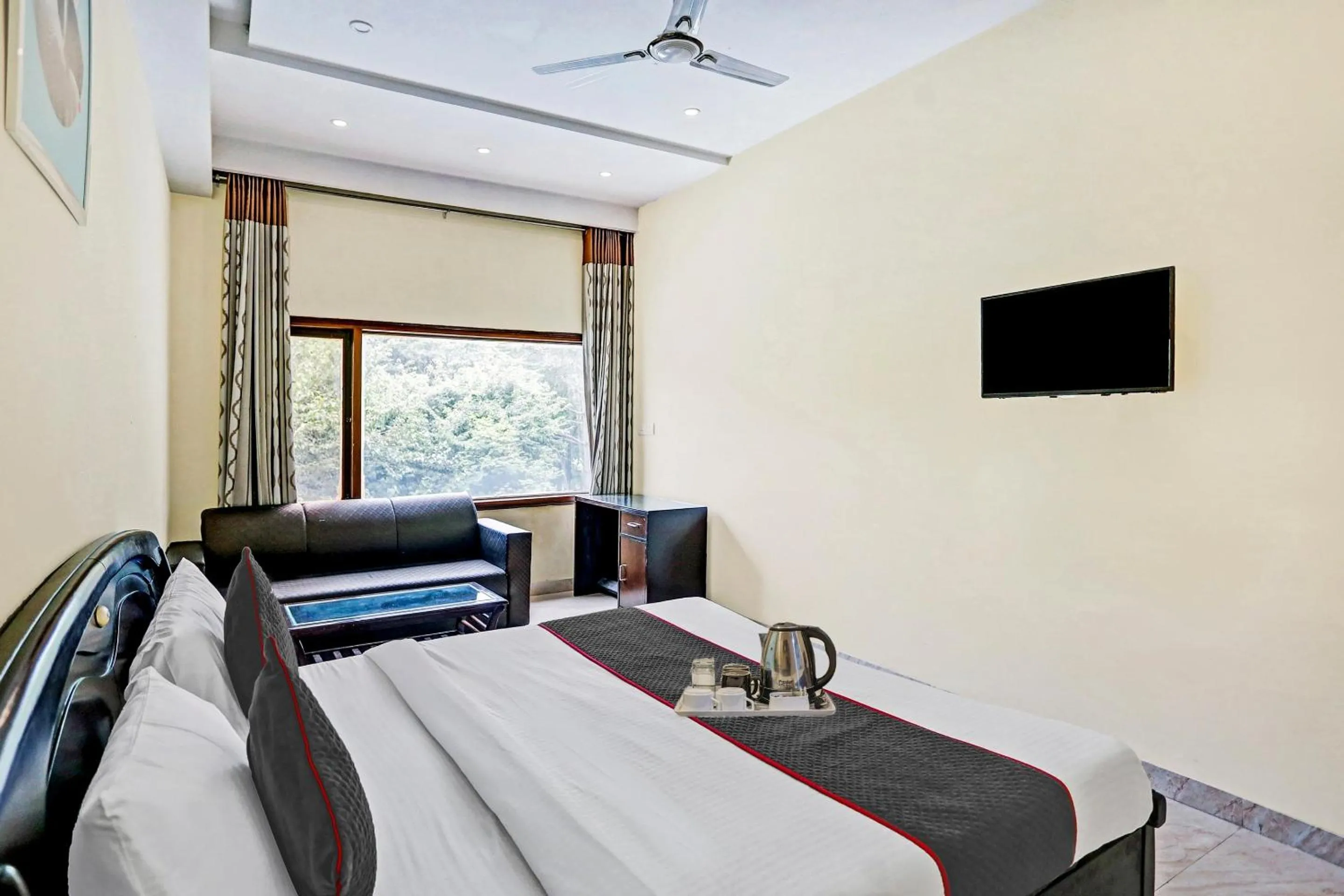 Bedroom, Bed in Super Townhouse Prakash continental Near Netaji Subhash Place Metro Station