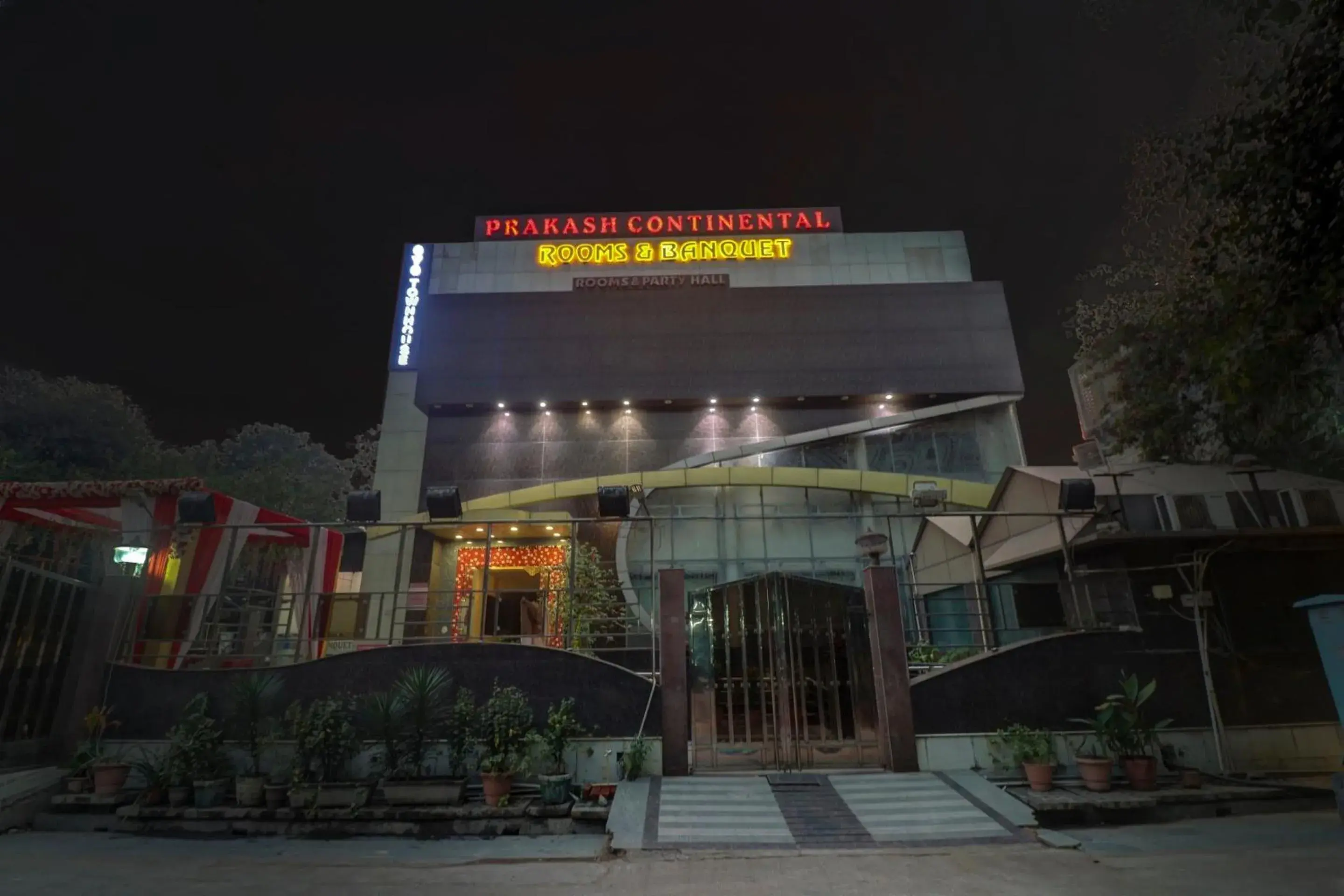 Facade/entrance in Super Townhouse Prakash continental Near Netaji Subhash Place Metro Station Facade/entrance in Super Townhouse Prakash continental Near Netaji Subhash Place Metro Station