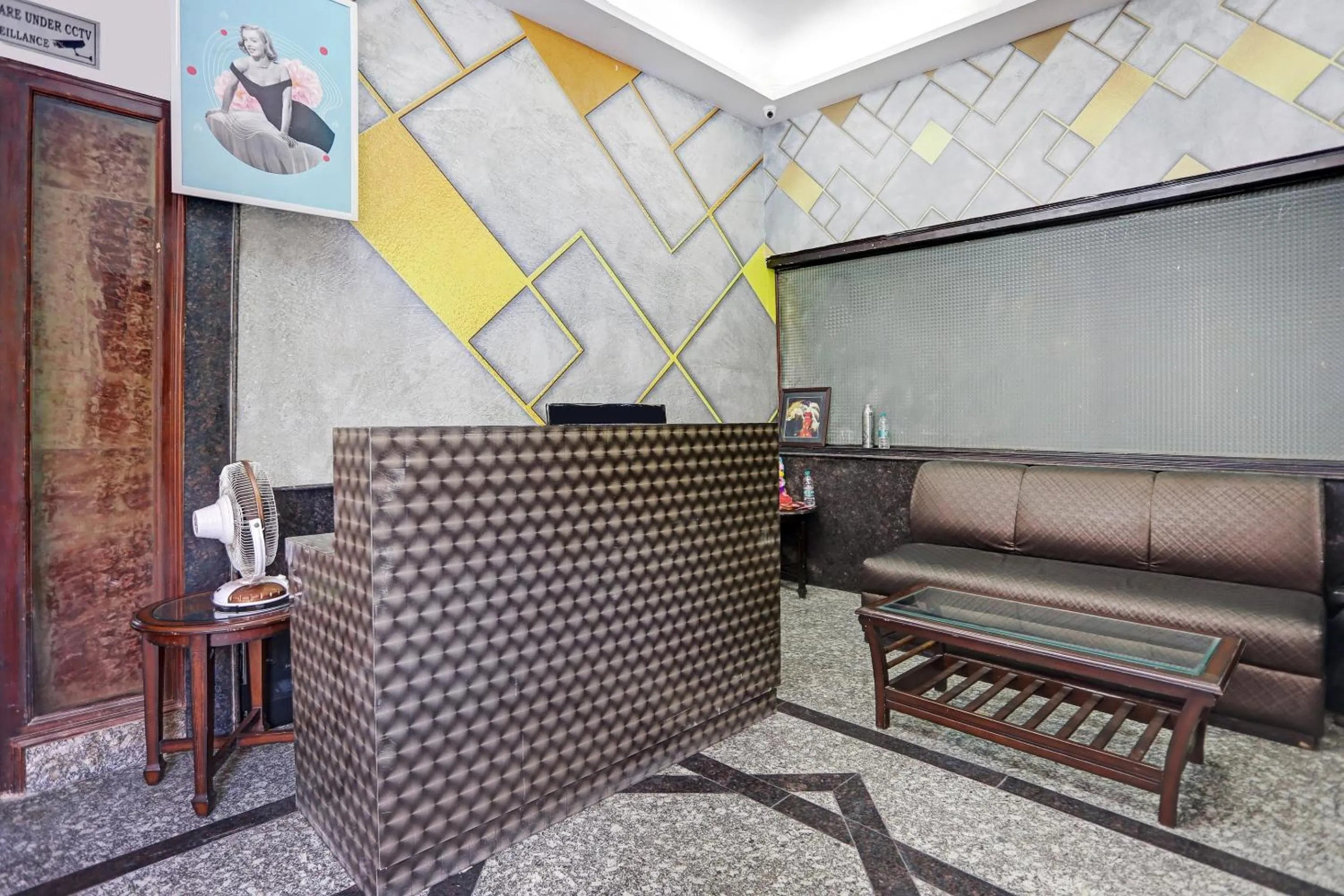 Lobby or reception in Super Townhouse Prakash continental Near Netaji Subhash Place Metro Station