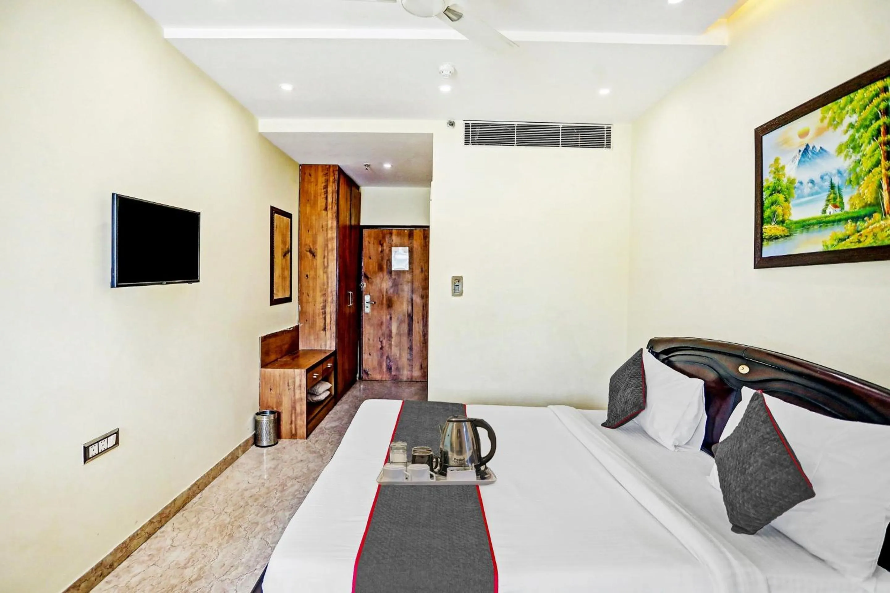 Bedroom, Bed in Super Townhouse Prakash continental Near Netaji Subhash Place Metro Station