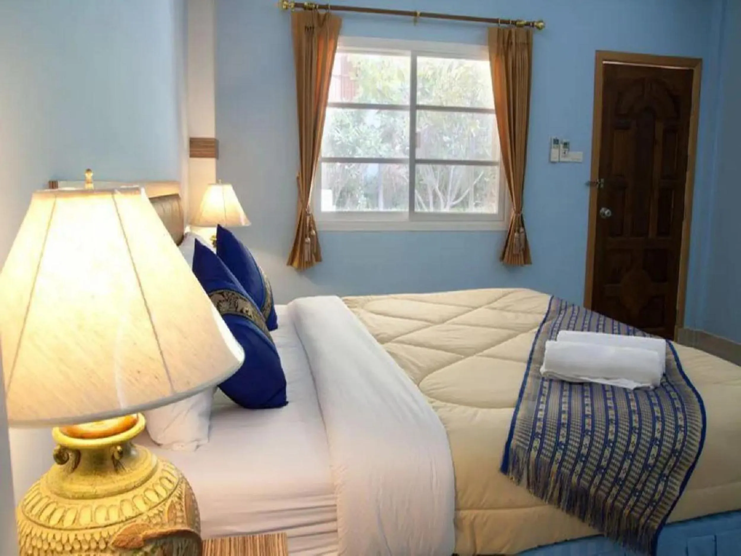 Bed in Ampan Resort & Apartment