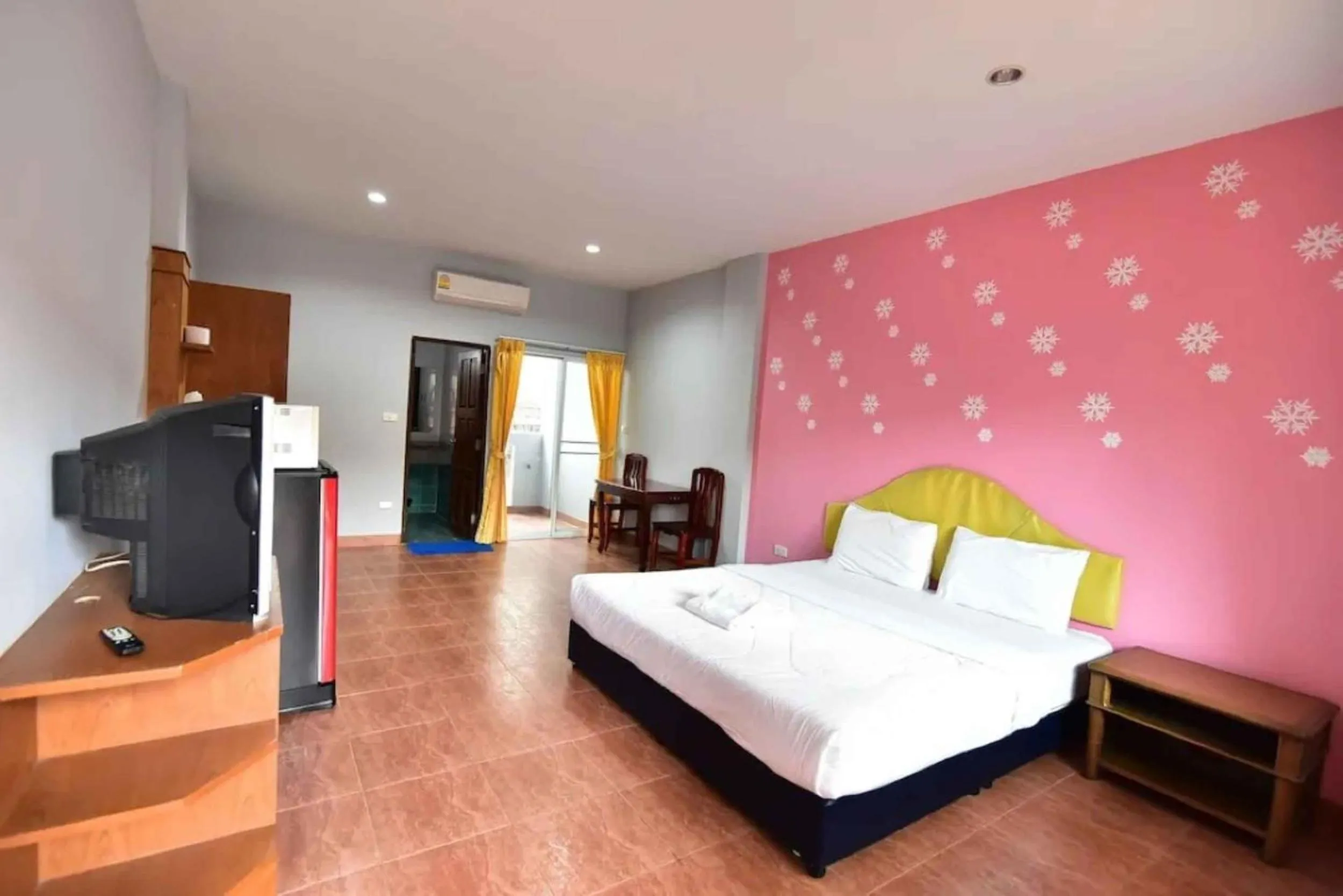 Photo of the whole room, Bed in Ampan Resort & Apartment