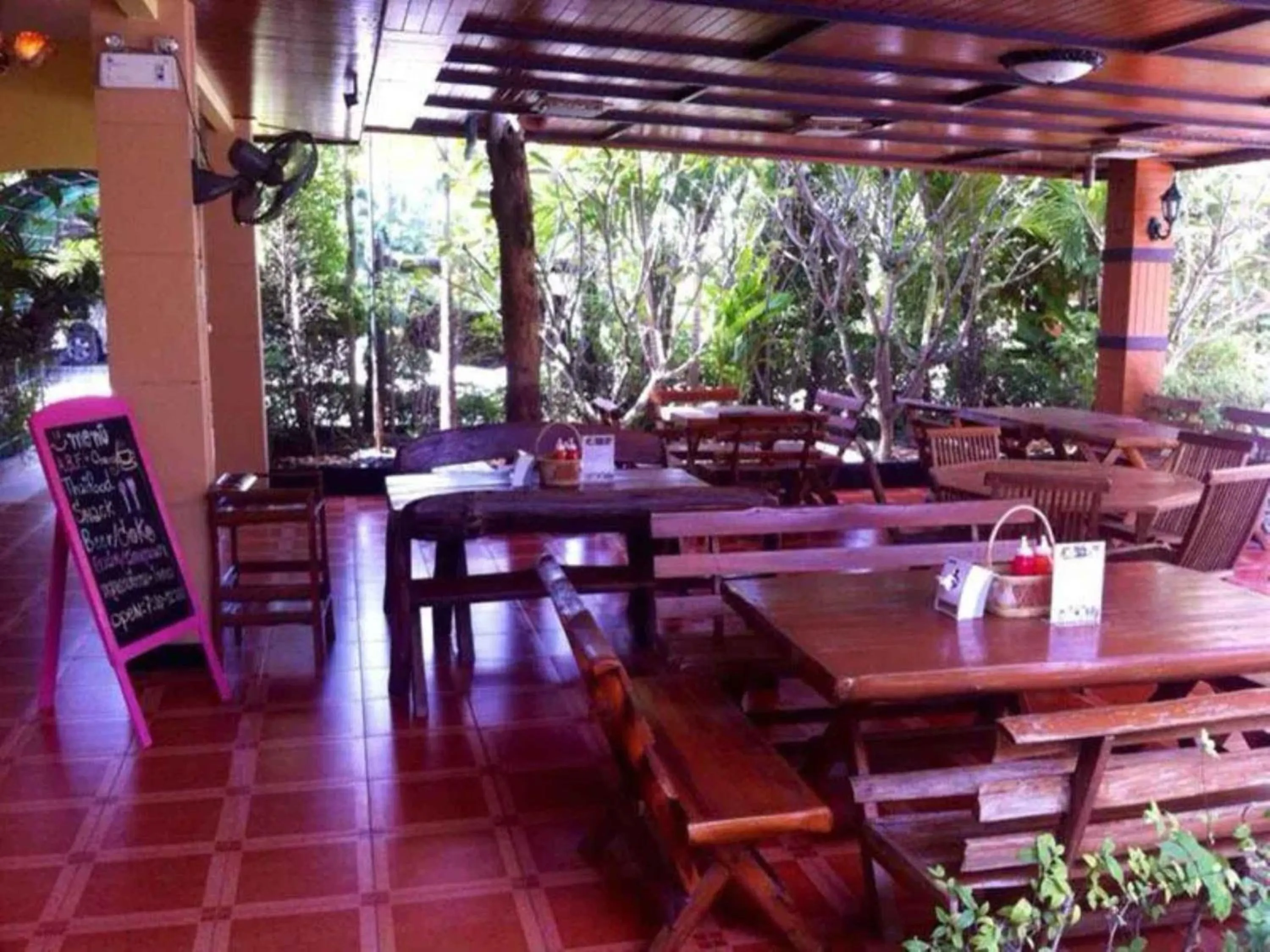 Restaurant/places to eat in Ampan Resort & Apartment