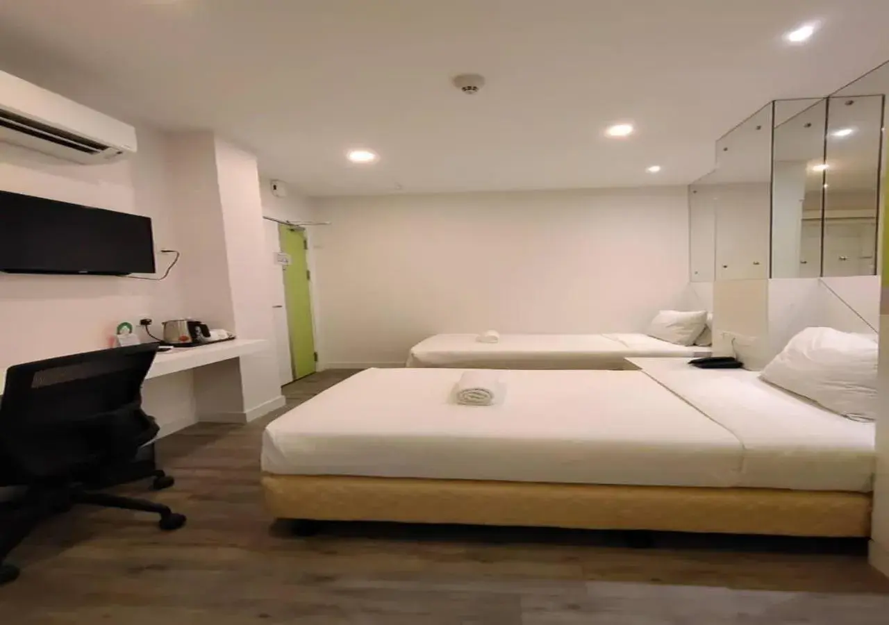 Bed in CAPITAL EXPRESS Bed in CAPITAL EXPRESS