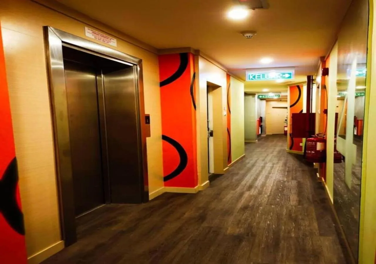 elevator in CAPITAL EXPRESS