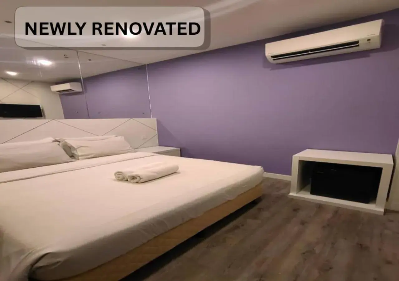 Bed in CAPITAL EXPRESS Bed in CAPITAL EXPRESS