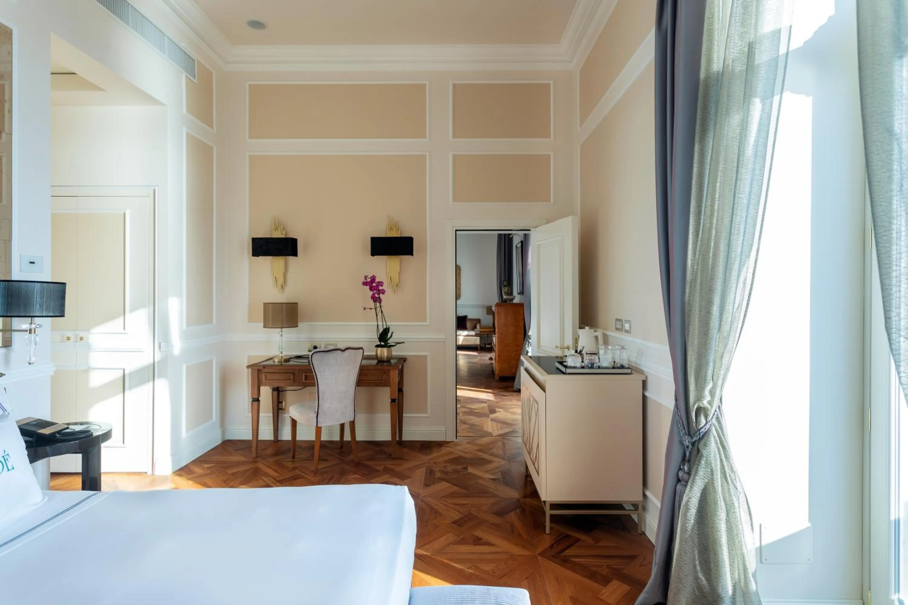 Bed in Grand Hotel Des Etrangers- The Leading Hotels of the World