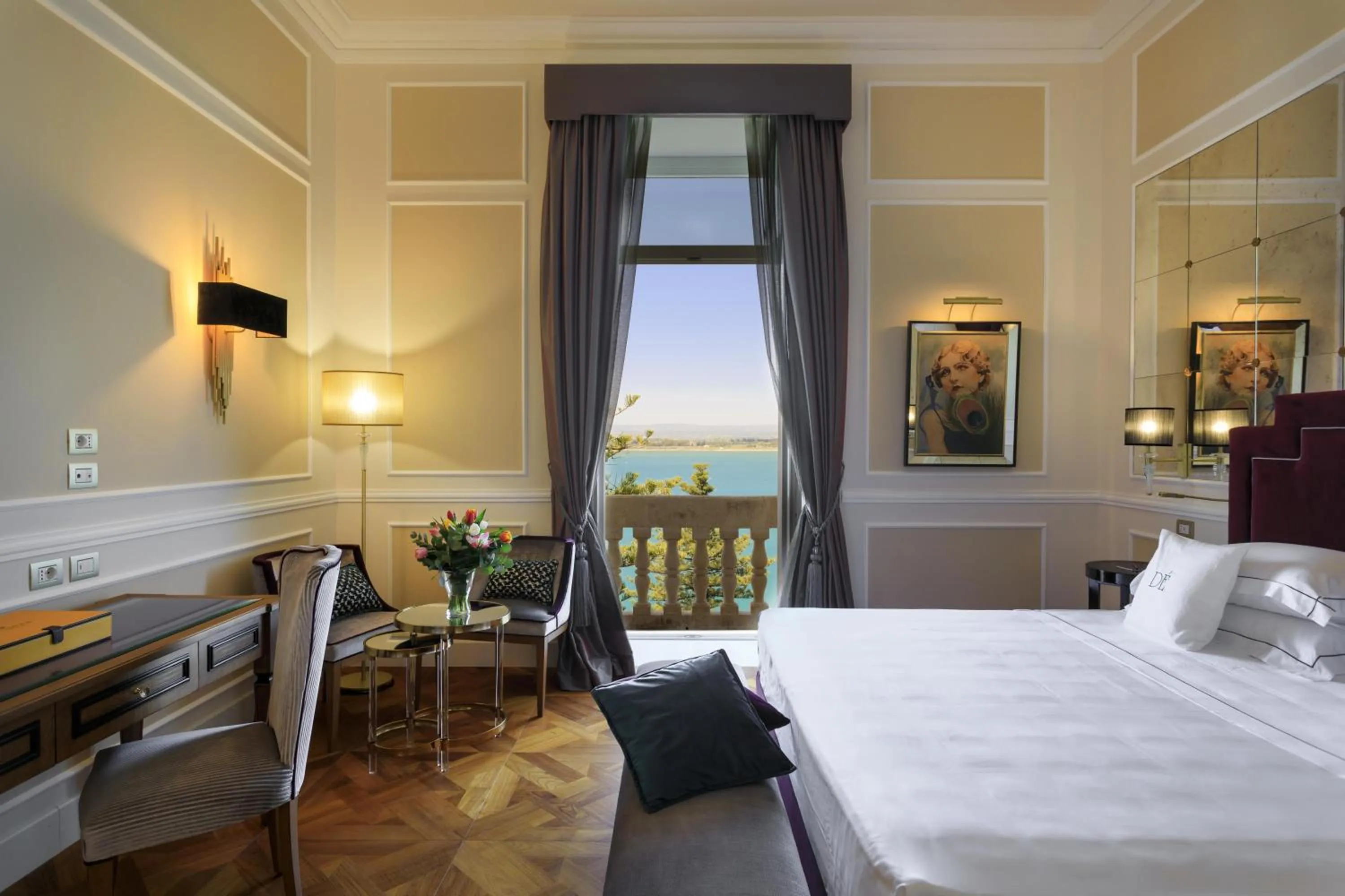 Bed in Grand Hotel Des Etrangers- The Leading Hotels of the World
