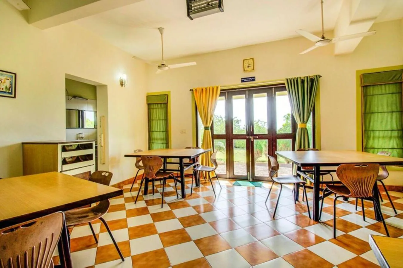 Restaurant/places to eat in Kokanwadi Resort