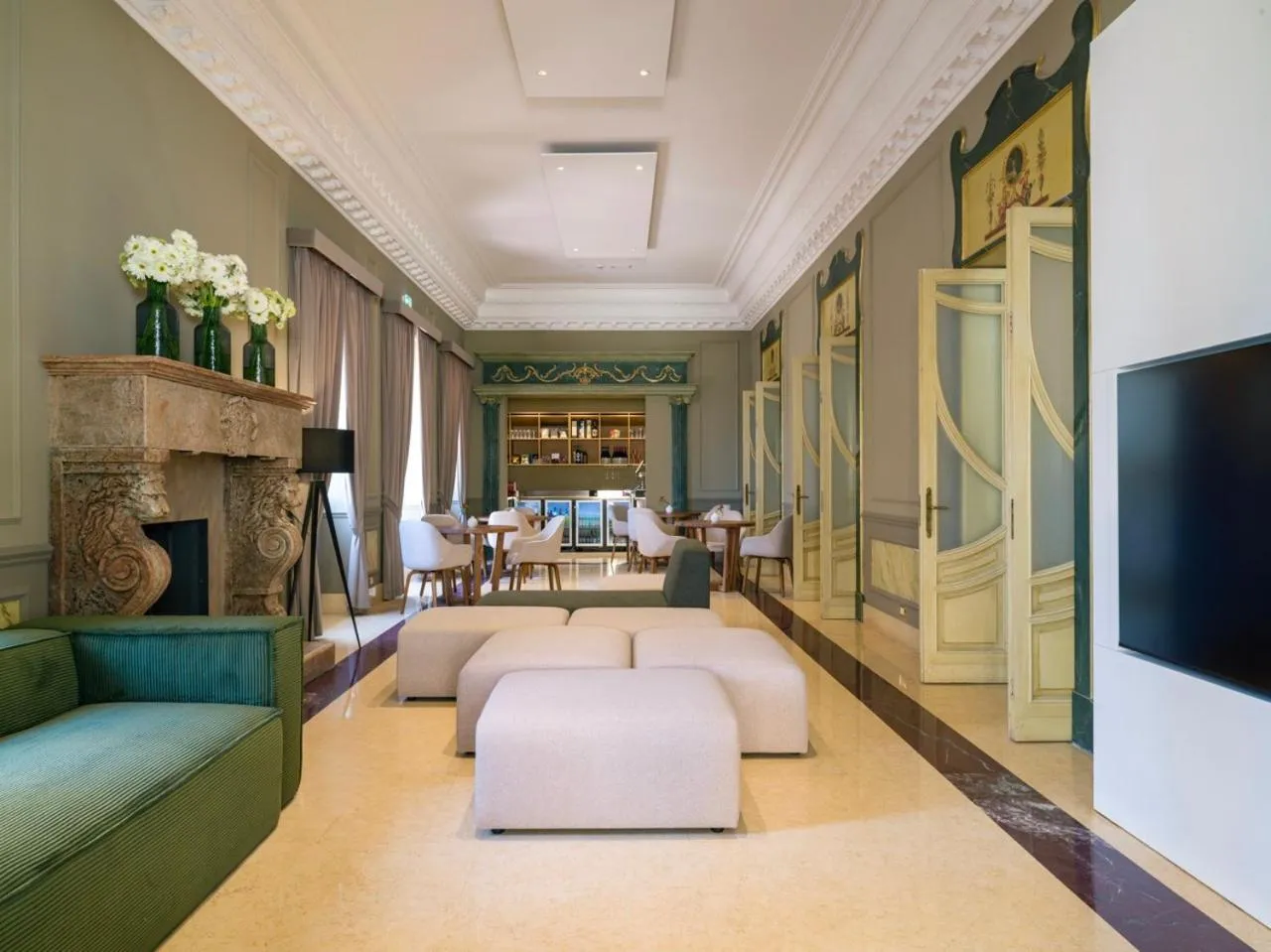 Communal lounge/ TV room in UNA Hotels One Catania