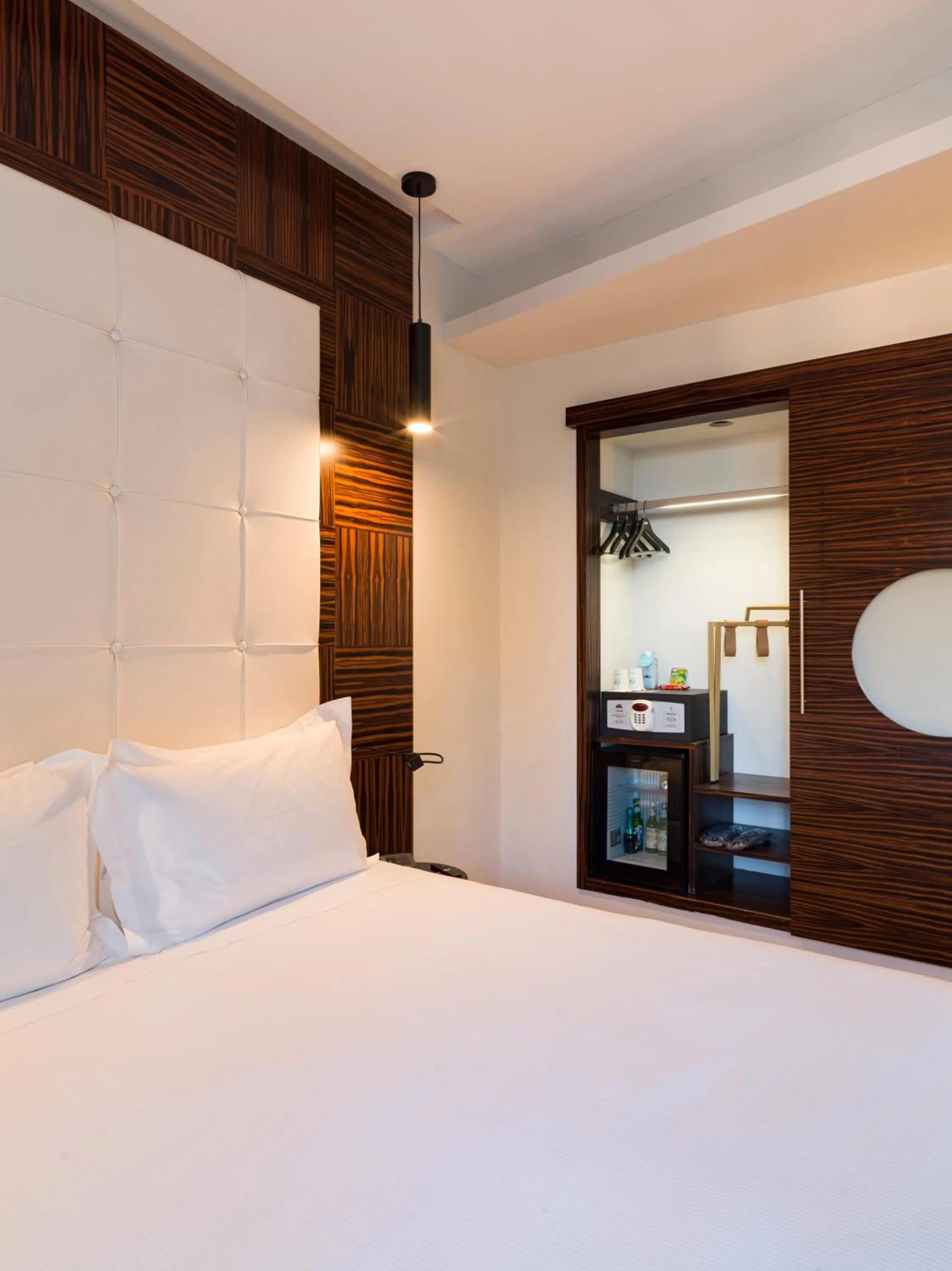 wardrobe, Bed in UNA Hotels One Catania