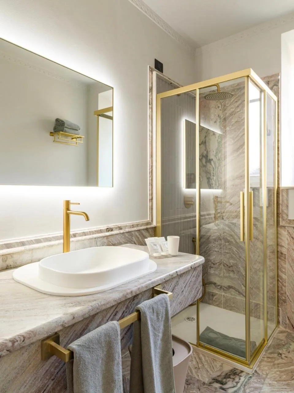 Shower in UNA Hotels One Catania