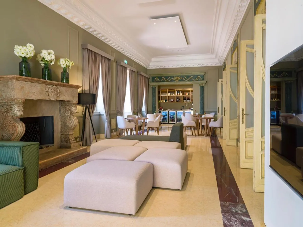 Communal lounge/ TV room in UNA Hotels One Catania