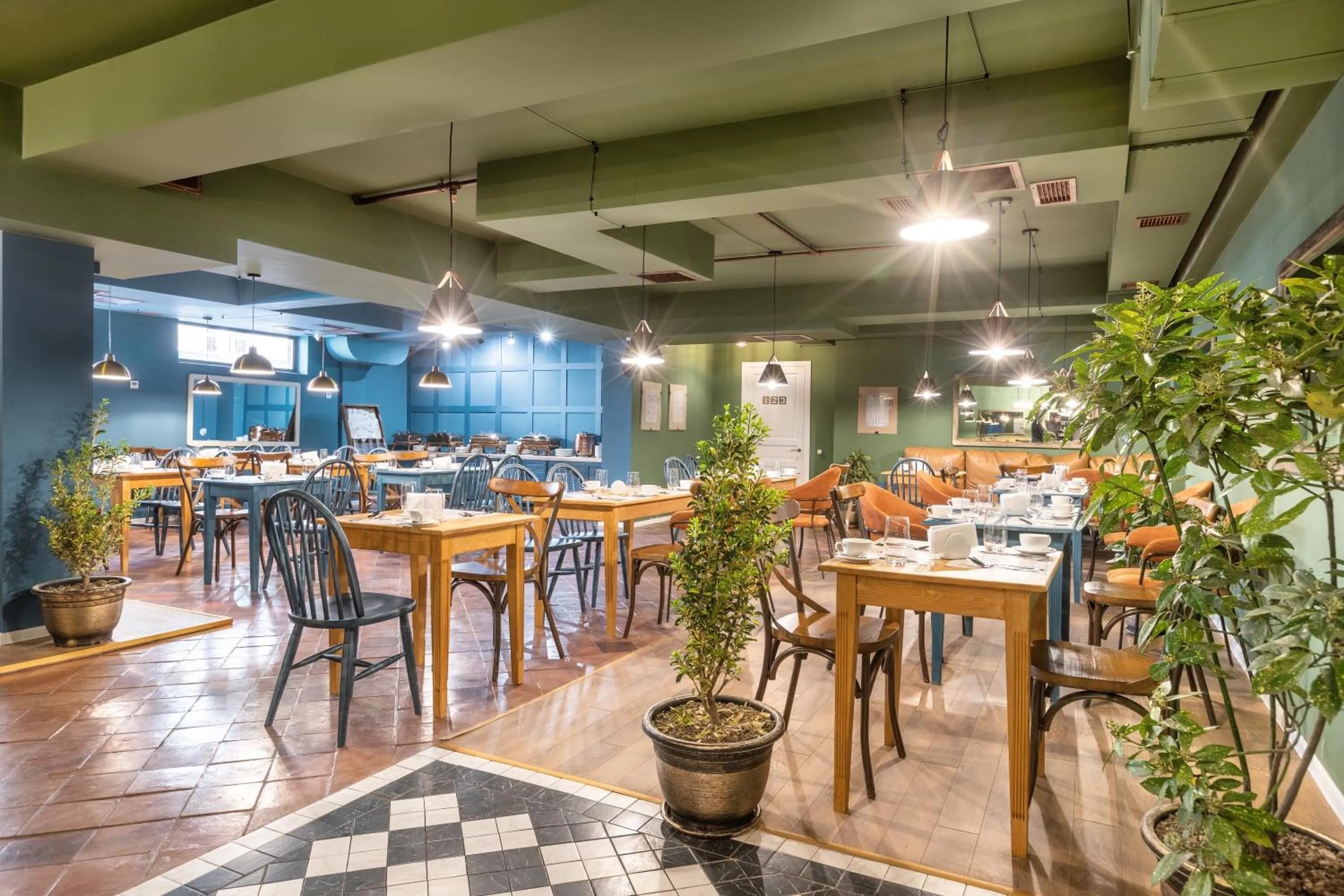 Restaurant/places to eat in Raimond Palace Hotel