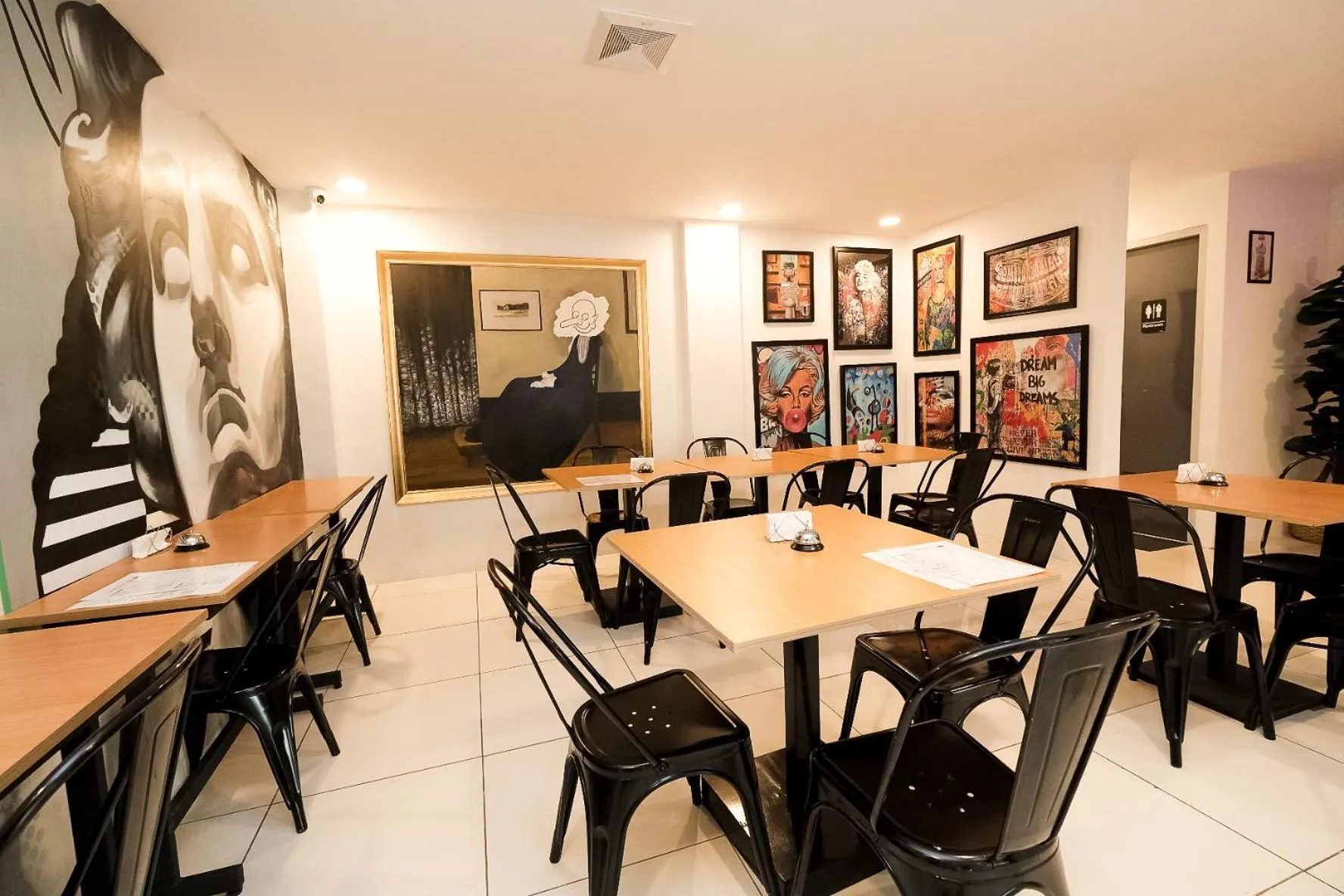 Restaurant/places to eat in Rosey Hotel