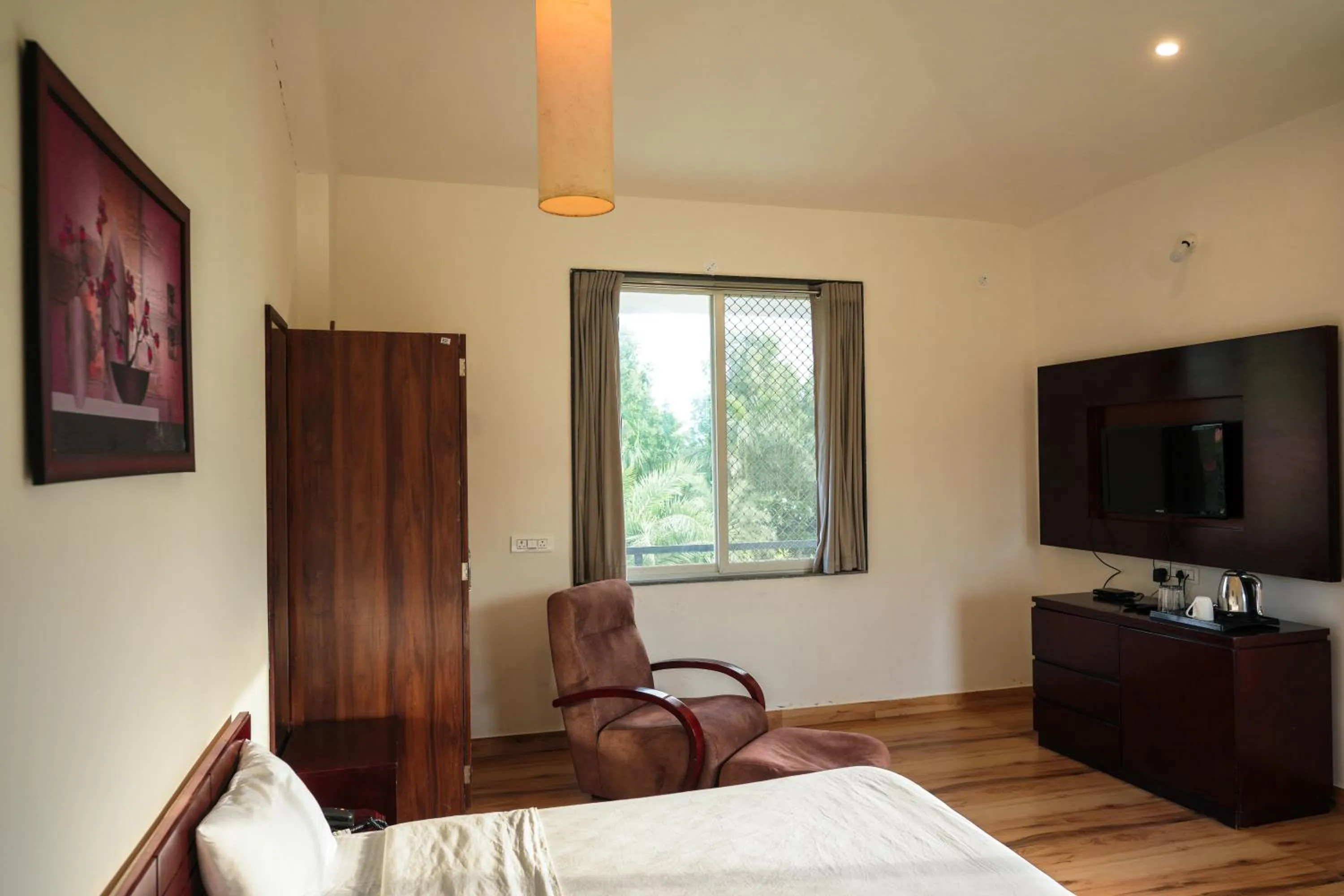 Communal lounge/ TV room, Bed in The HighGarden Resort