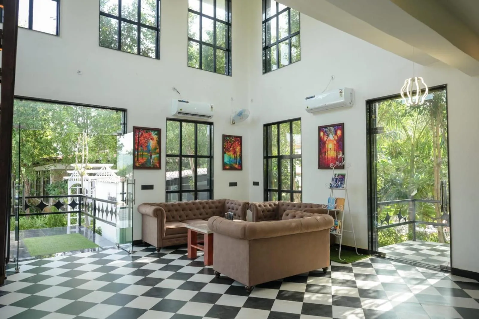 Communal lounge/ TV room in The HighGarden Resort