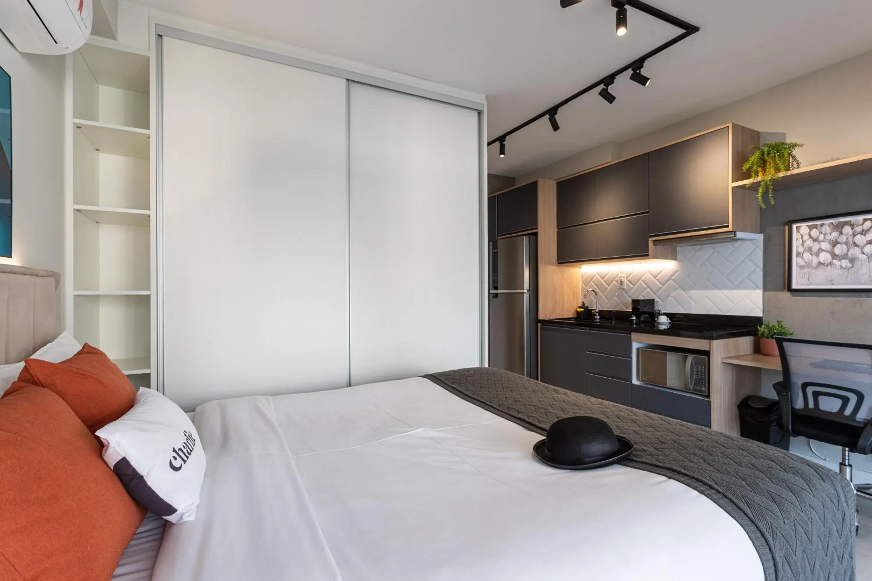 Bed in Charlie Vitrali Moema Bed in Charlie Vitrali Moema