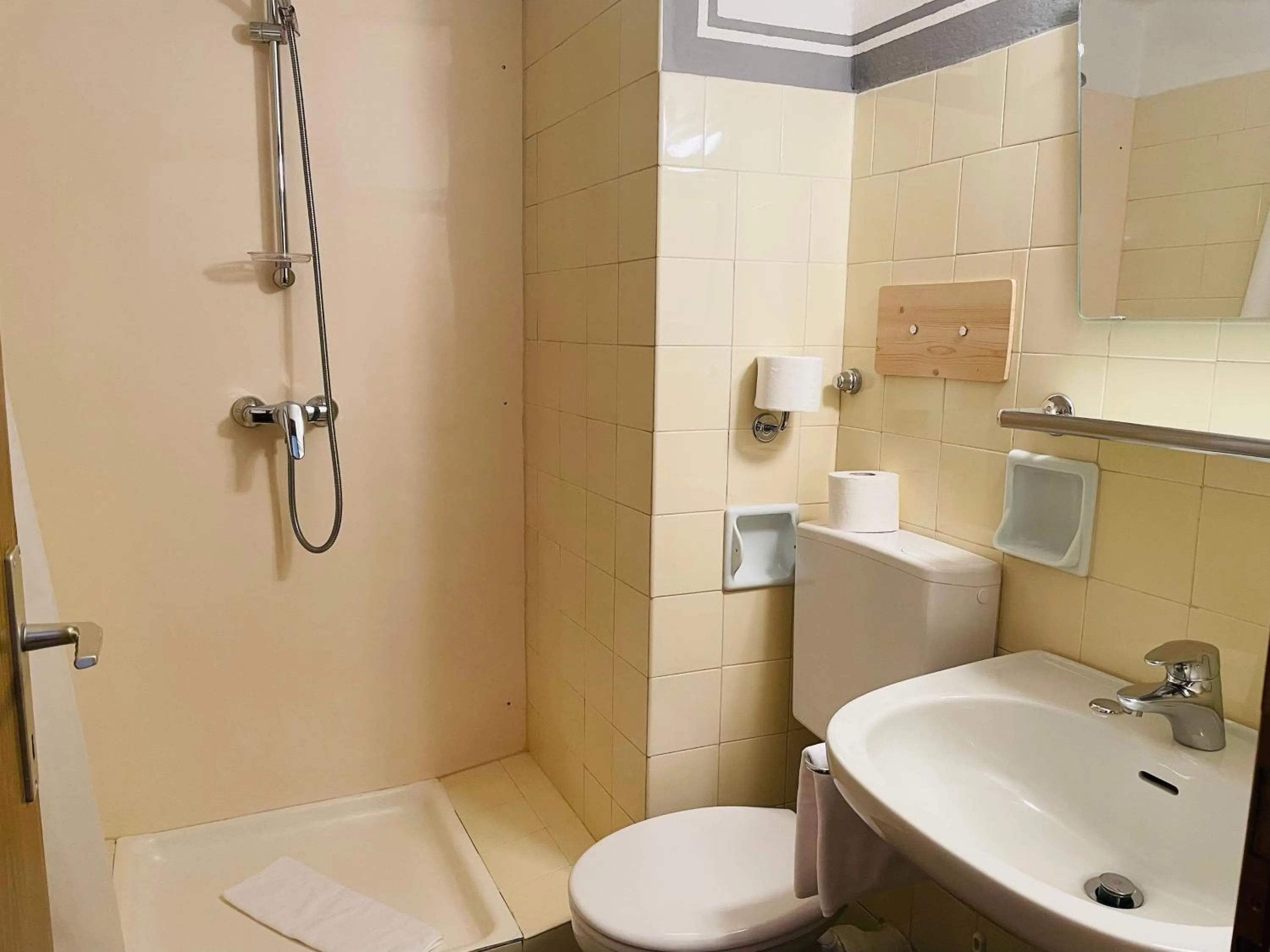 Shower in Glacier Rock guesthouse ex Pension Dangl