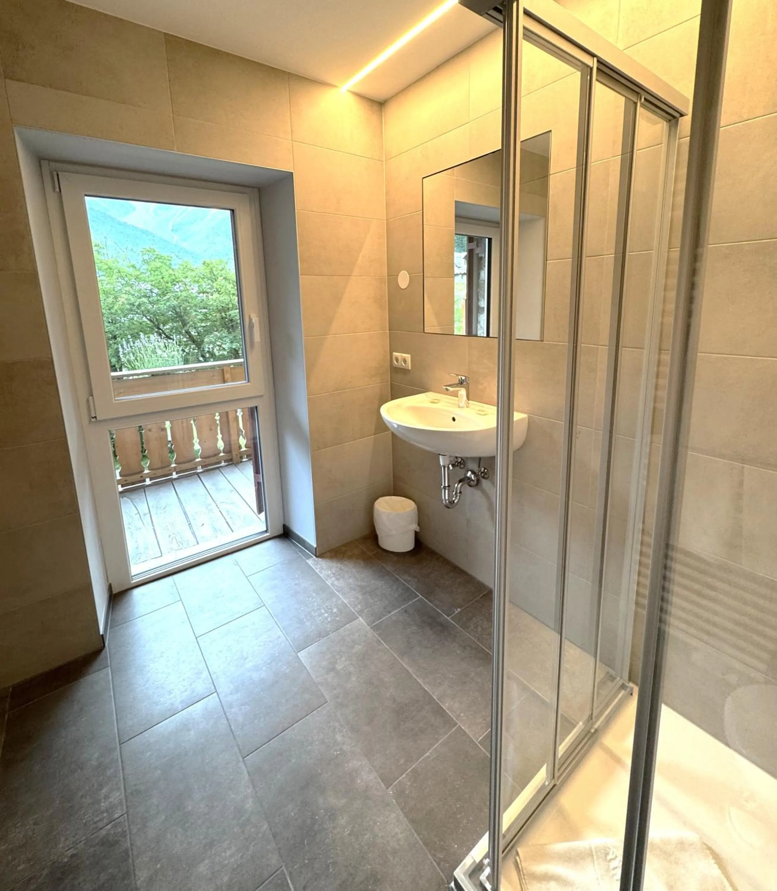 Shower in Glacier Rock guesthouse ex Pension Dangl