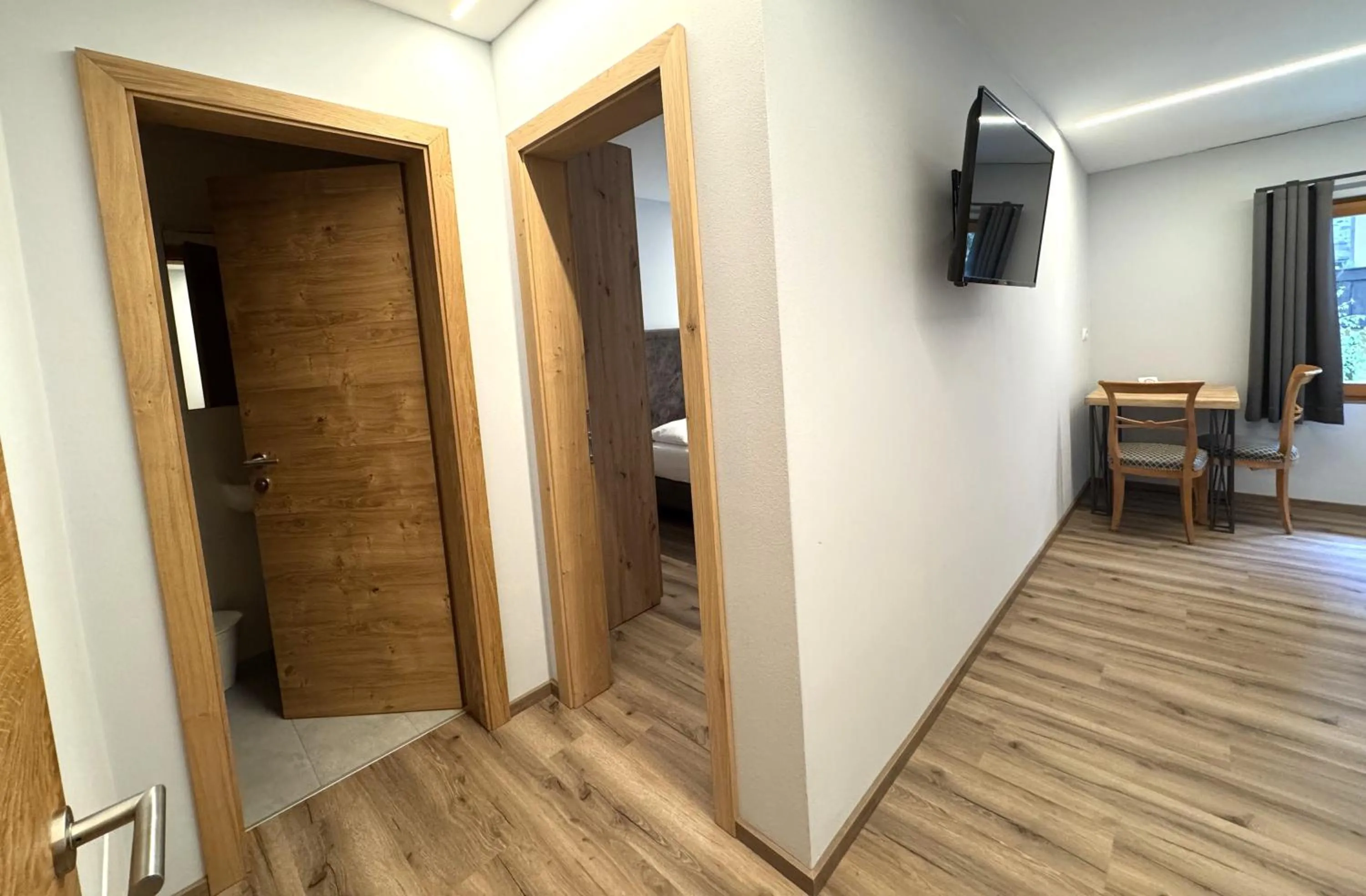 Communal lounge/ TV room in Glacier Rock guesthouse ex Pension Dangl