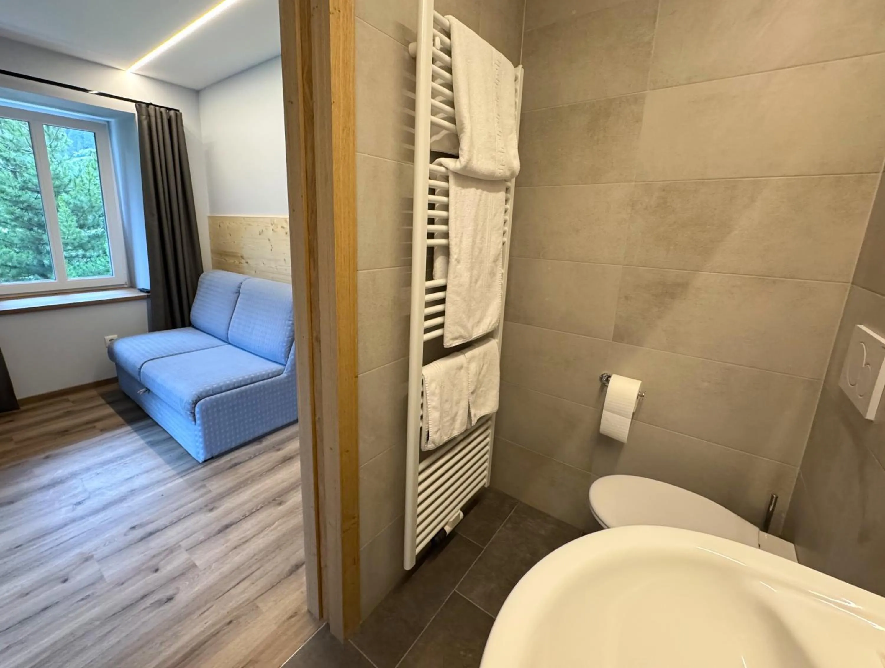 Toilet in Glacier Rock guesthouse ex Pension Dangl