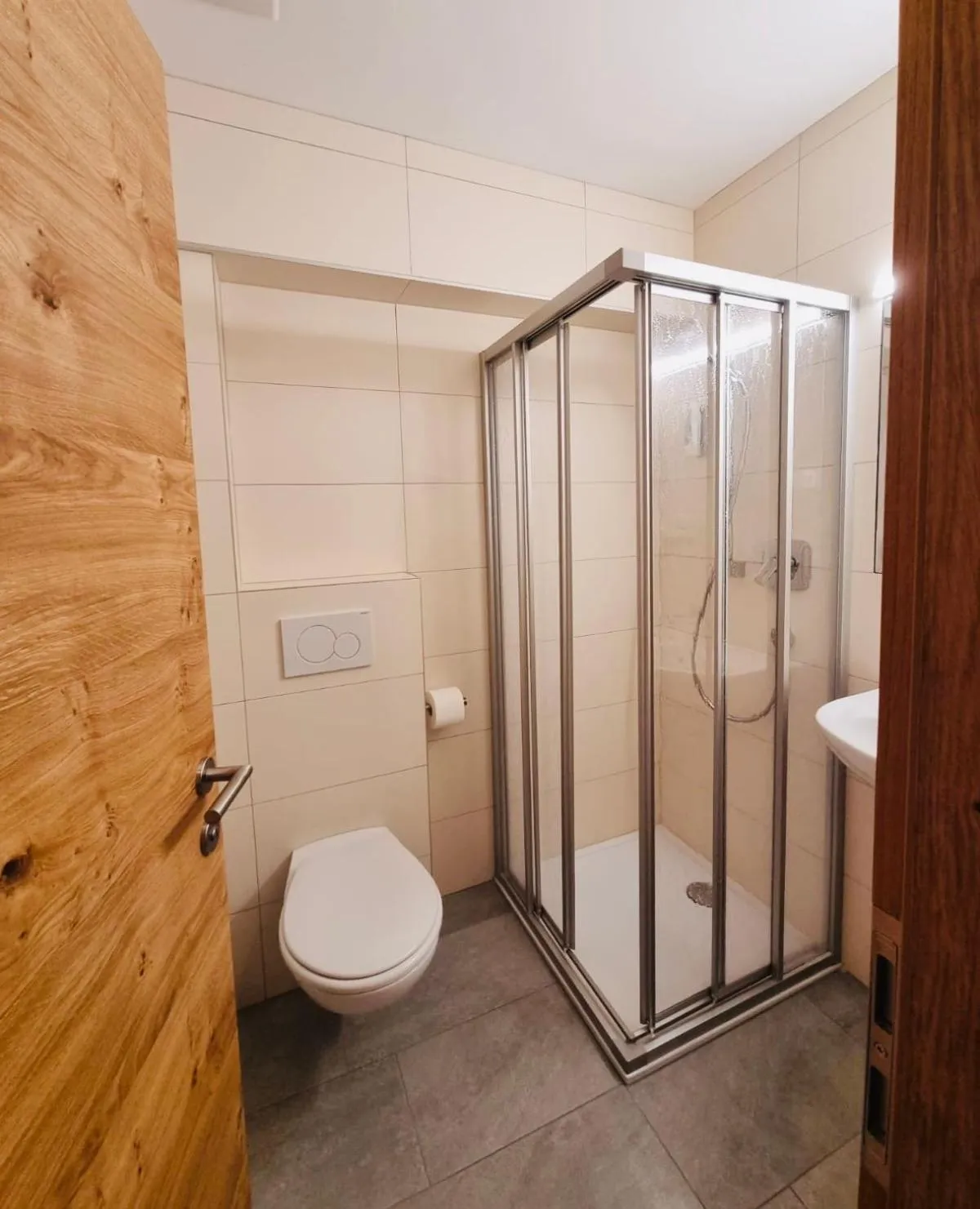 Shower in Glacier Rock guesthouse ex Pension Dangl