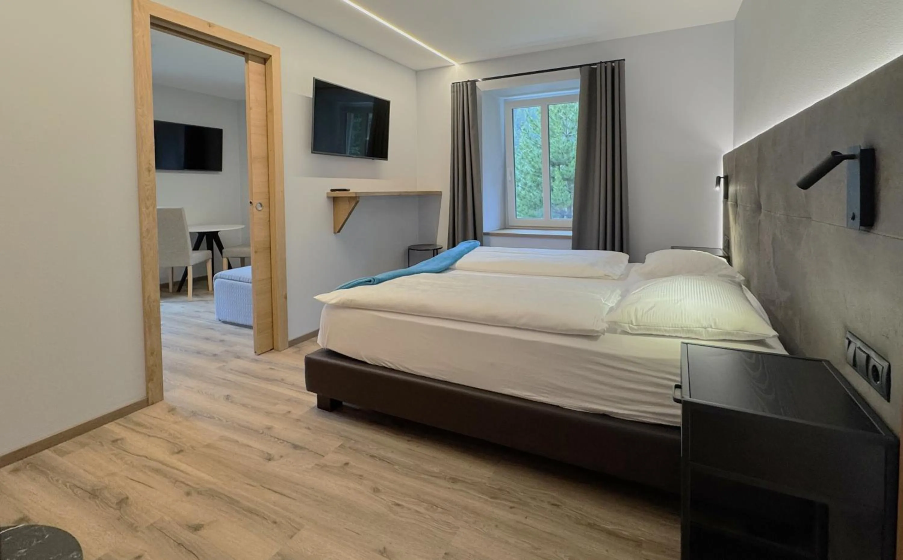 Communal lounge/ TV room in Glacier Rock guesthouse ex Pension Dangl