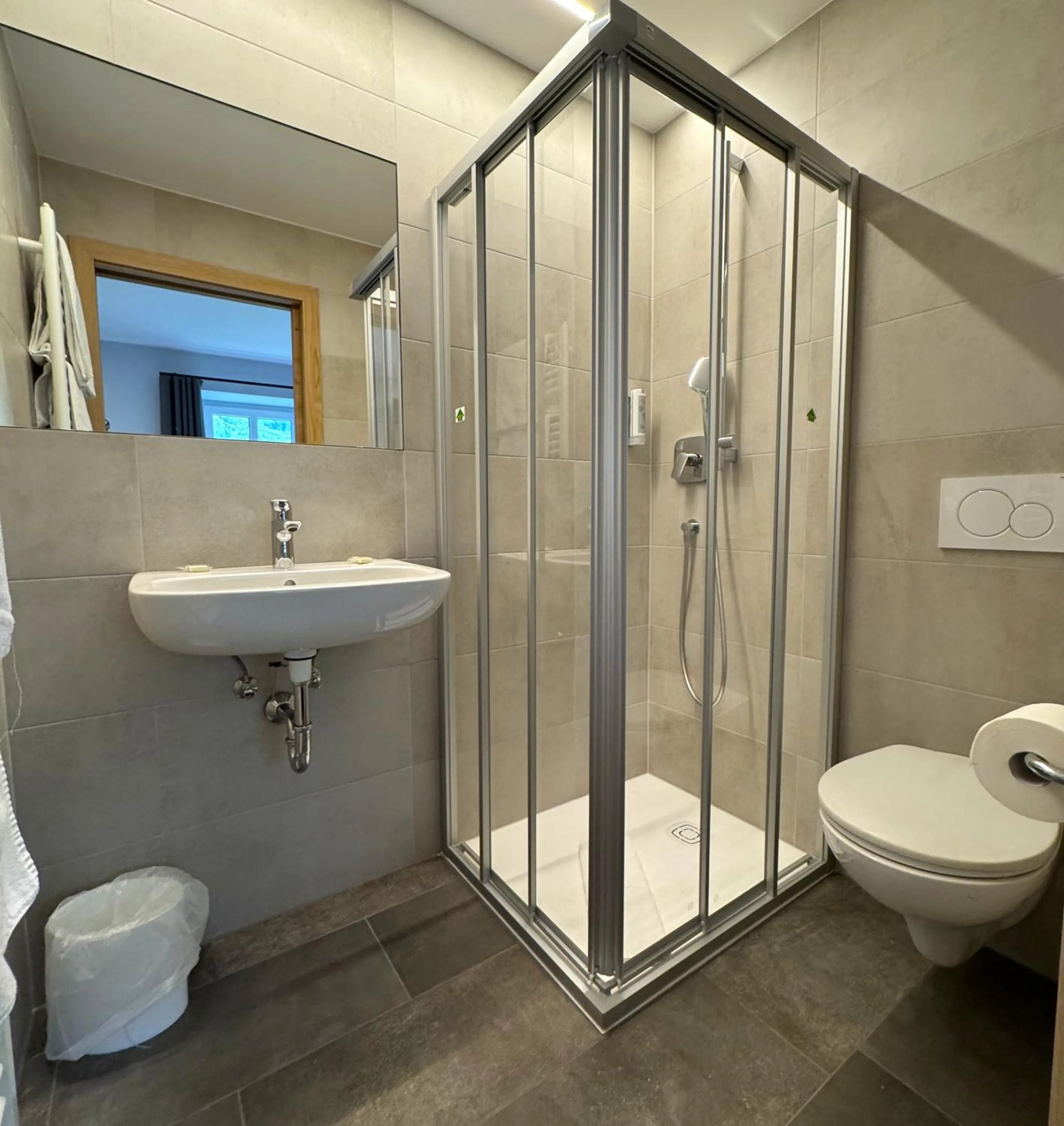 Shower in Glacier Rock guesthouse ex Pension Dangl