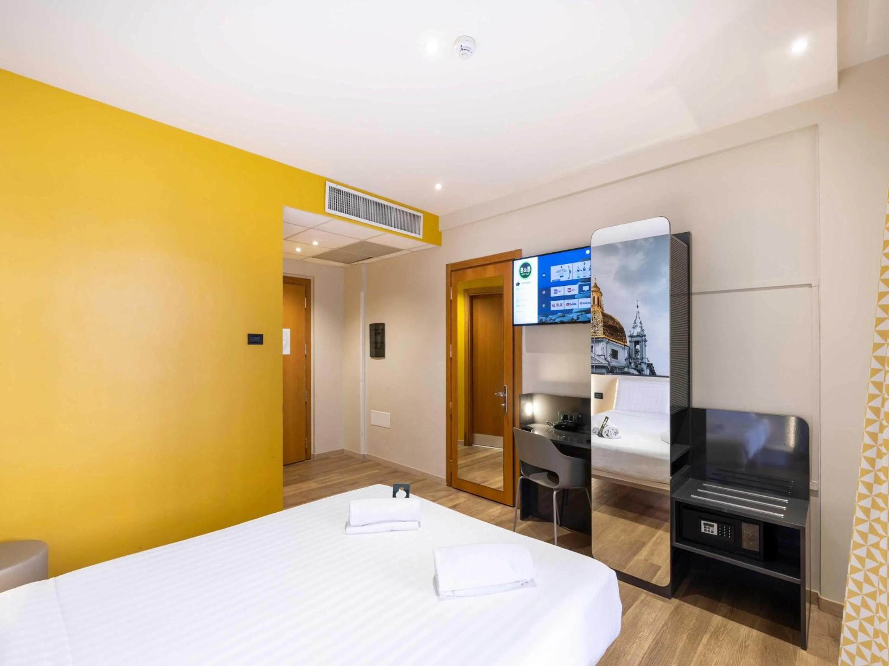 Photo of the whole room, Bed in B&B Hotel Roma Tuscolana San Giovanni