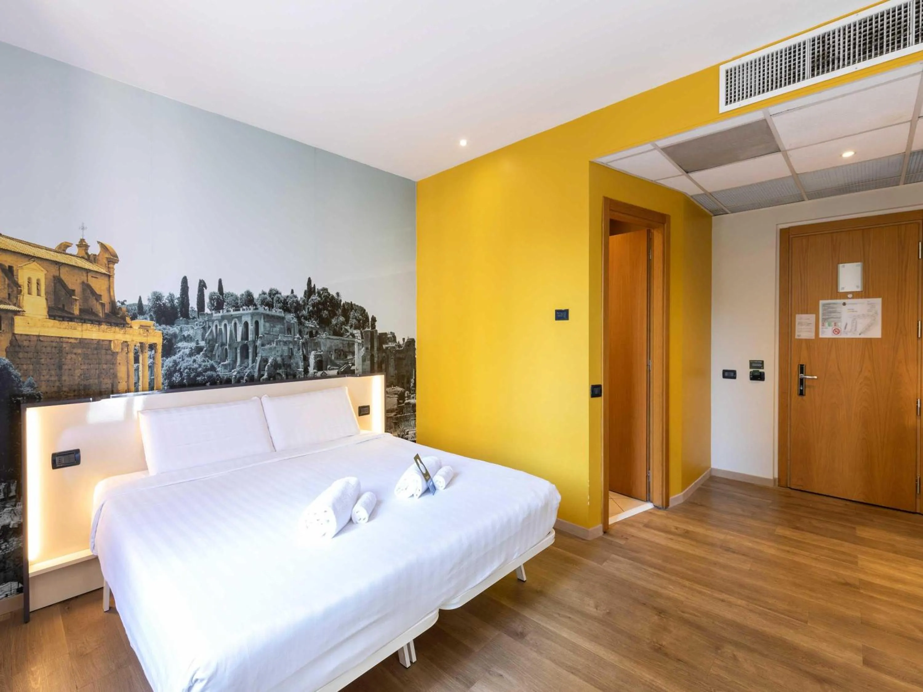 Photo of the whole room, Bed in B&B Hotel Roma Tuscolana San Giovanni