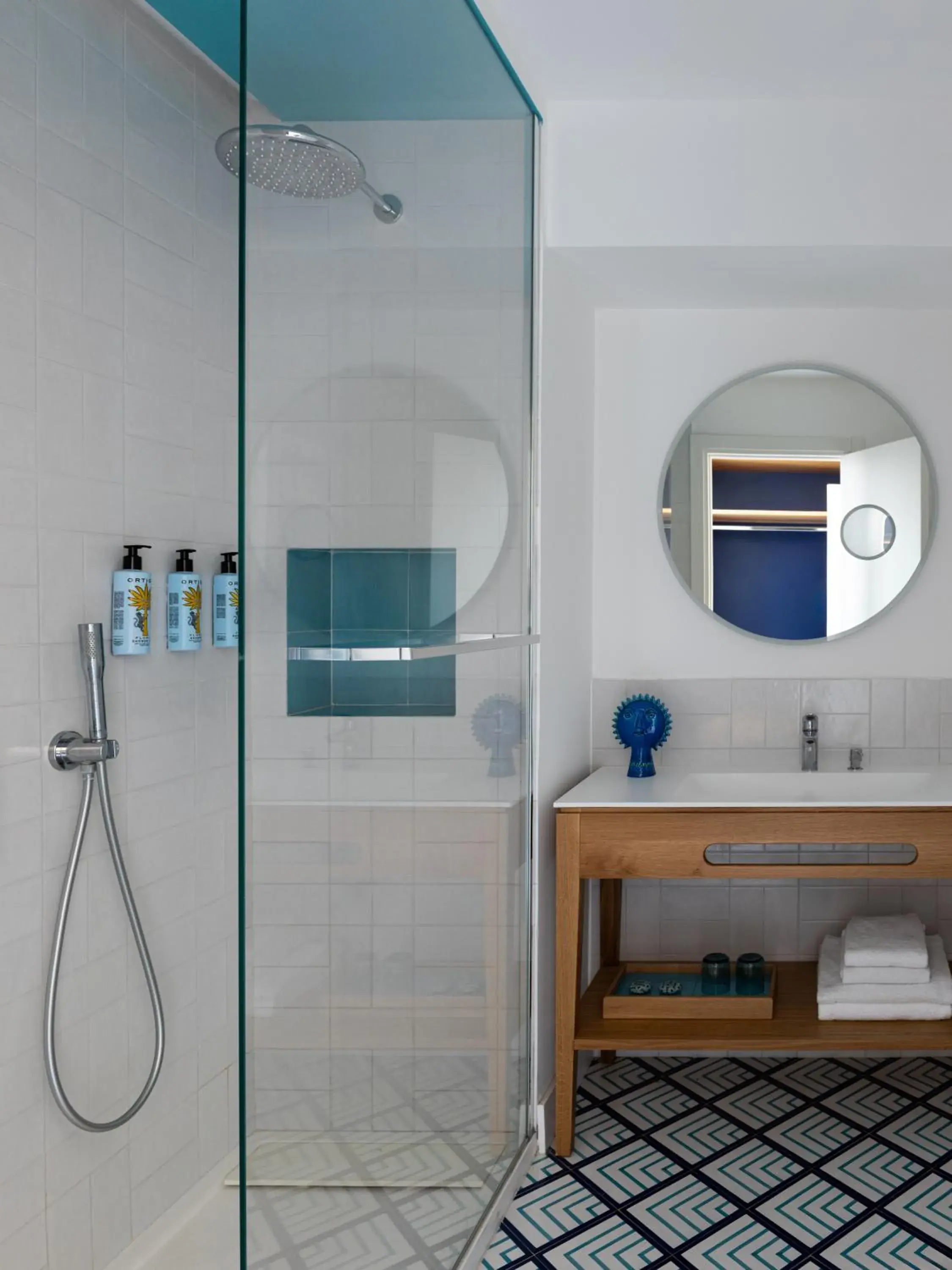 Shower in Grand Hotel Flora Shower in Grand Hotel Flora