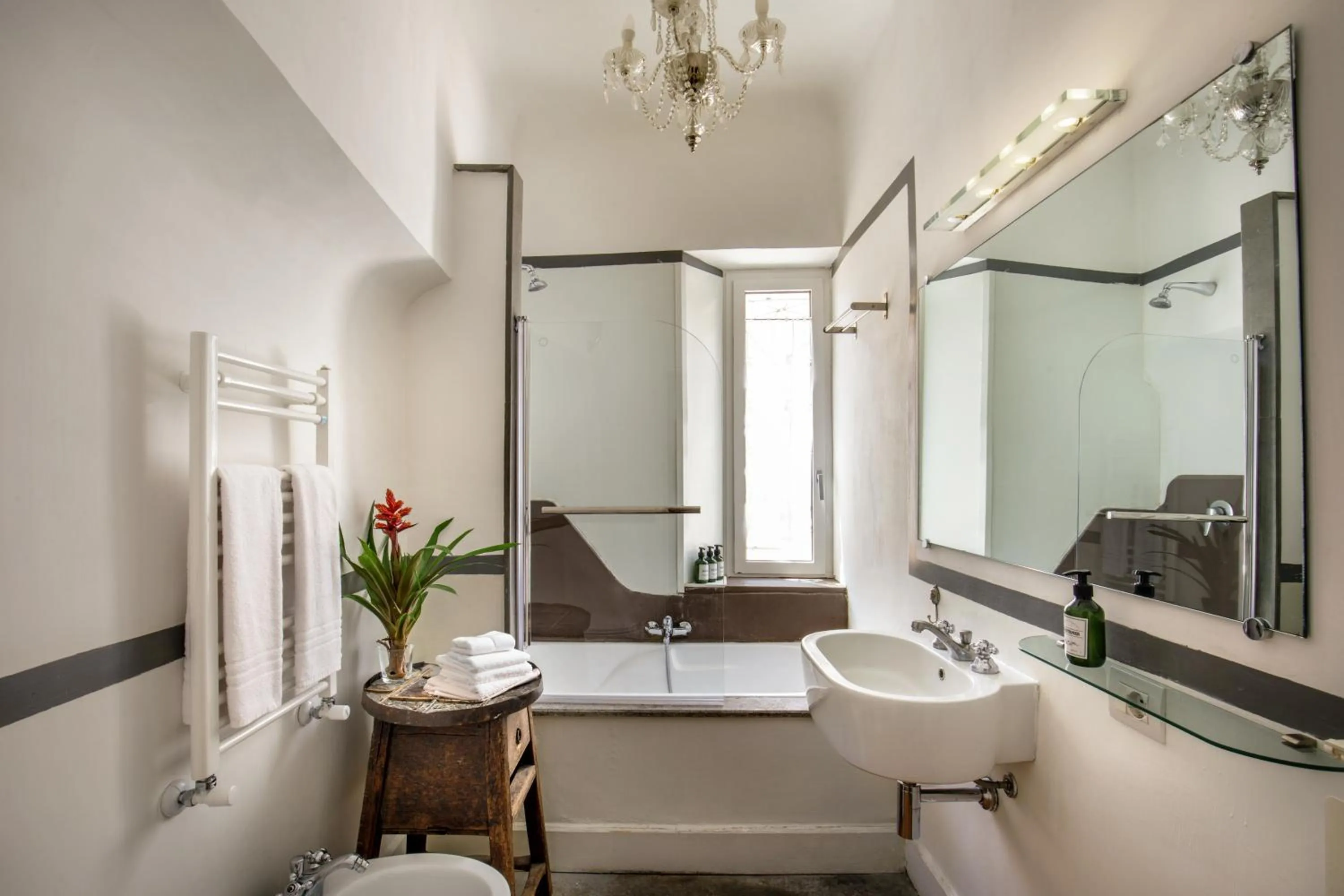 Shower in The right place 4U Mario de Fiori Apartment