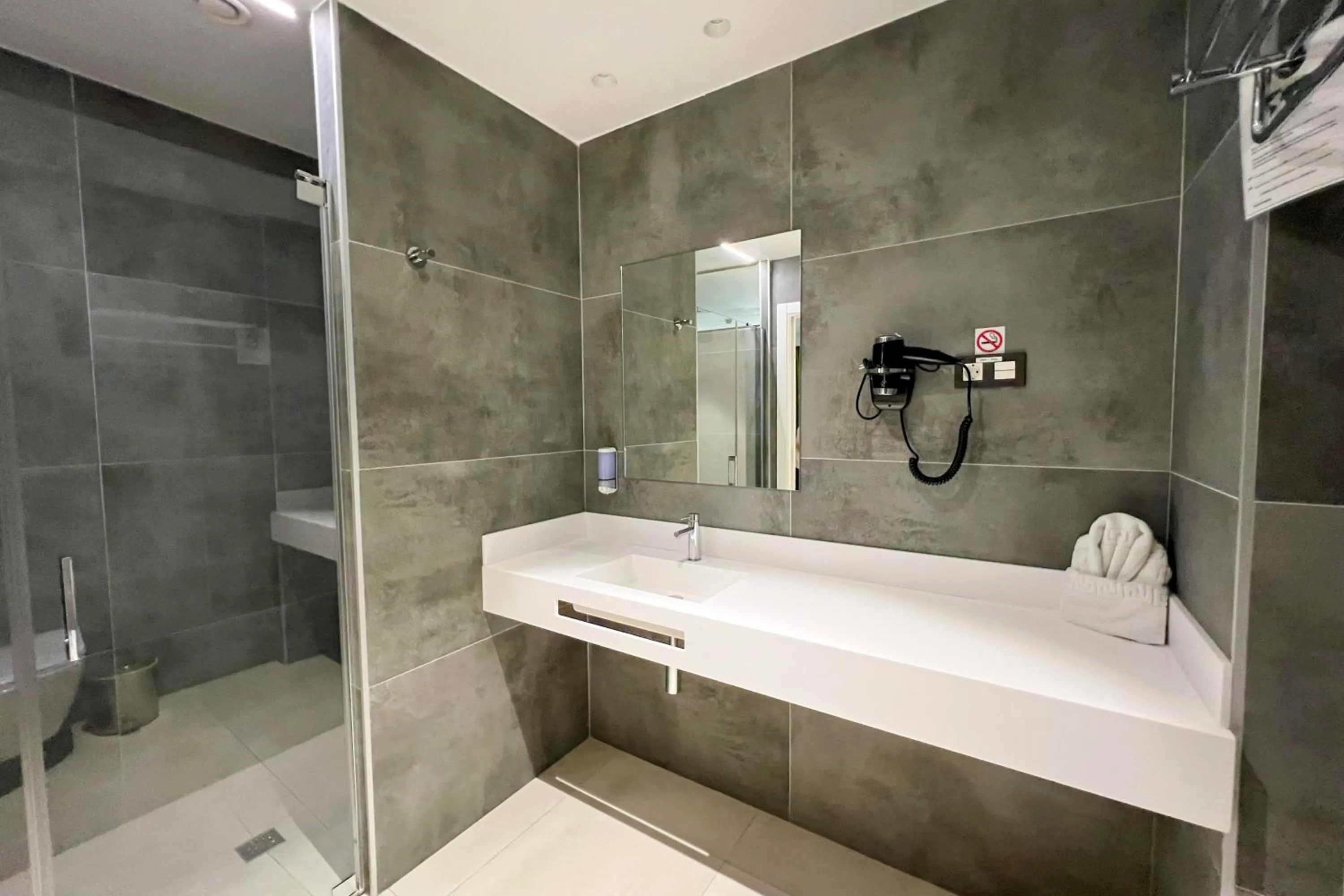 Shower in Hotel MG Poniente