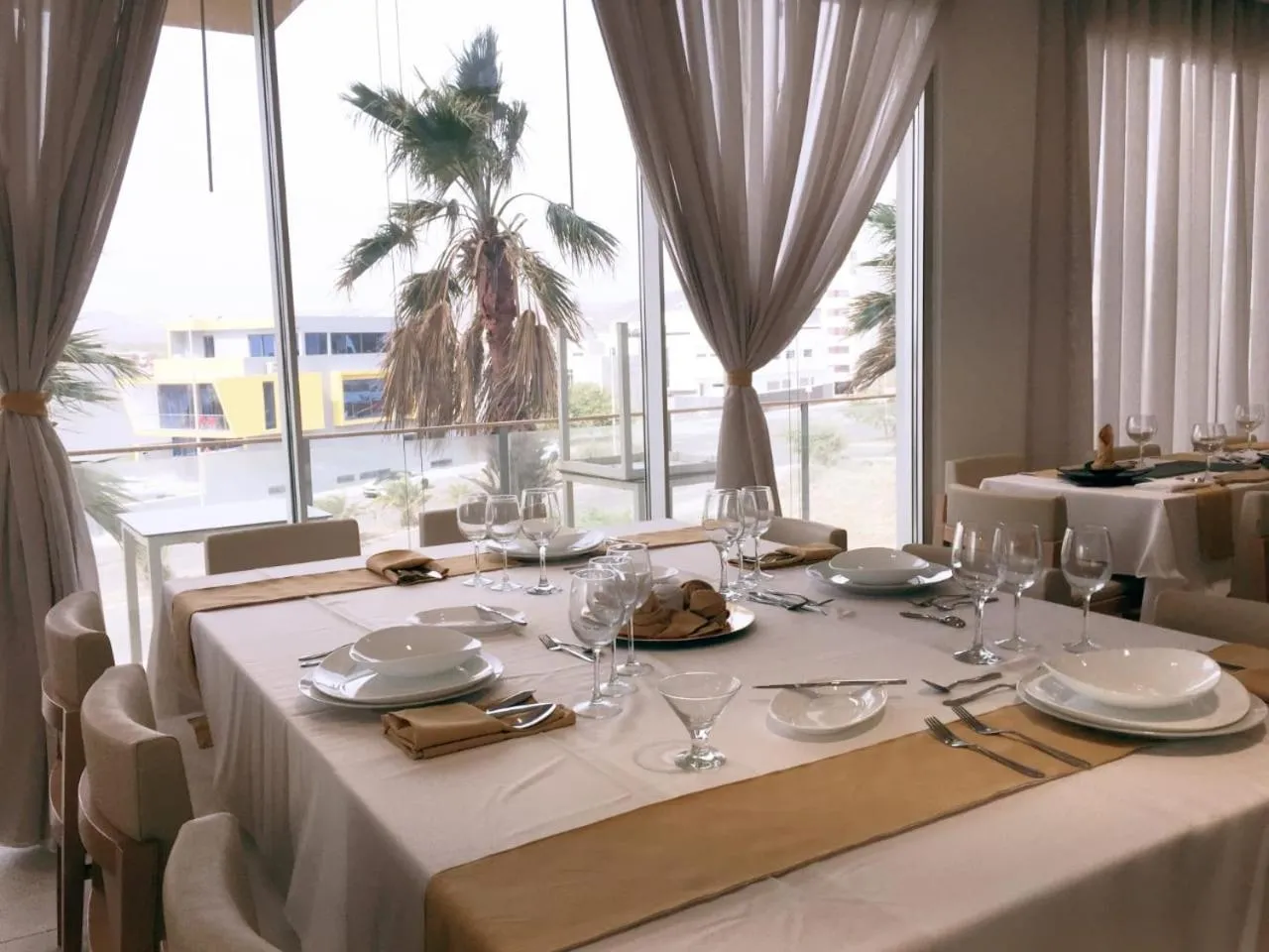Restaurant/places to eat in Hotel Happy Day
