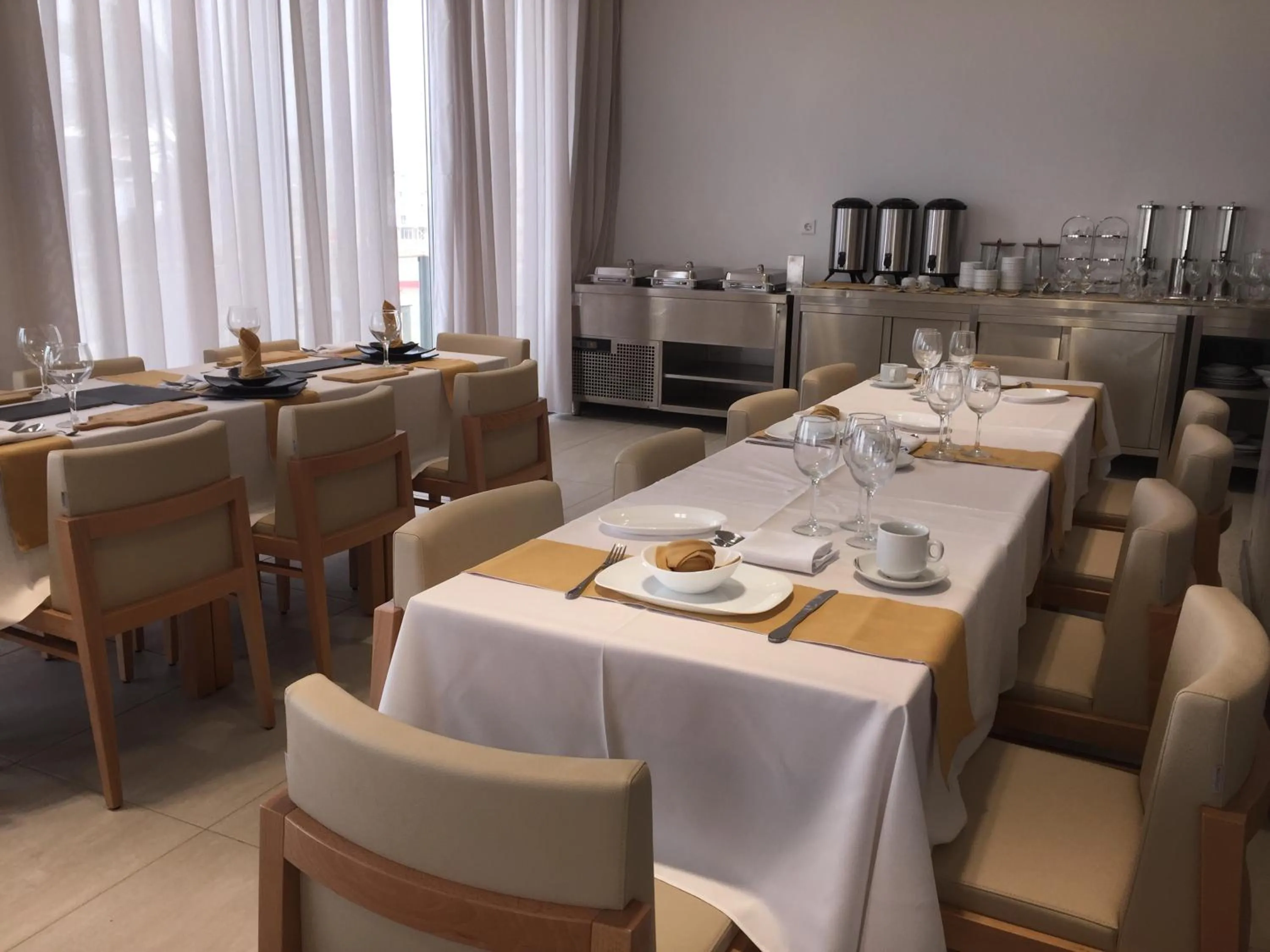 Restaurant/places to eat in Hotel Happy Day