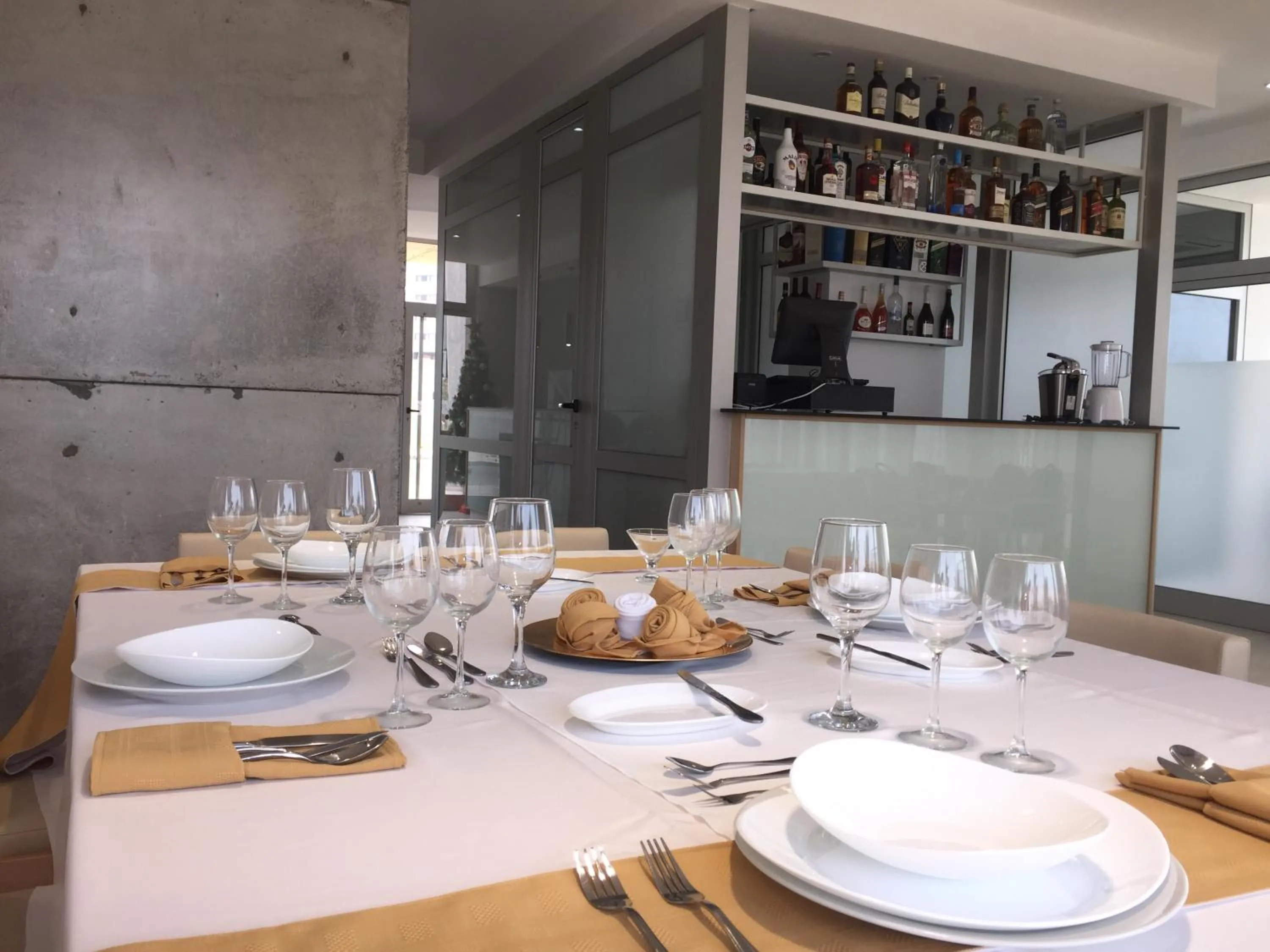 Restaurant/places to eat in Hotel Happy Day