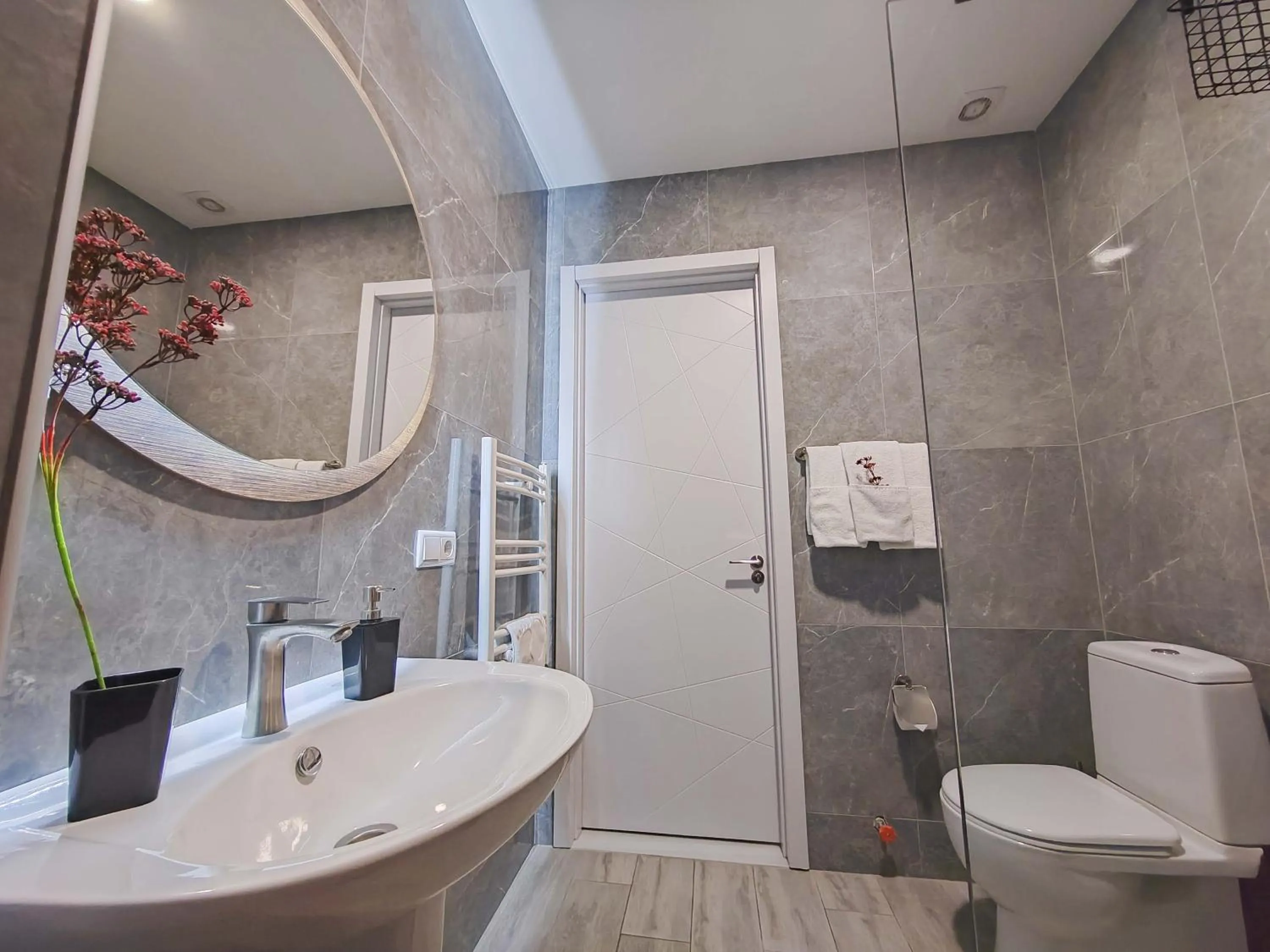 Shower in Round Garden Hotel