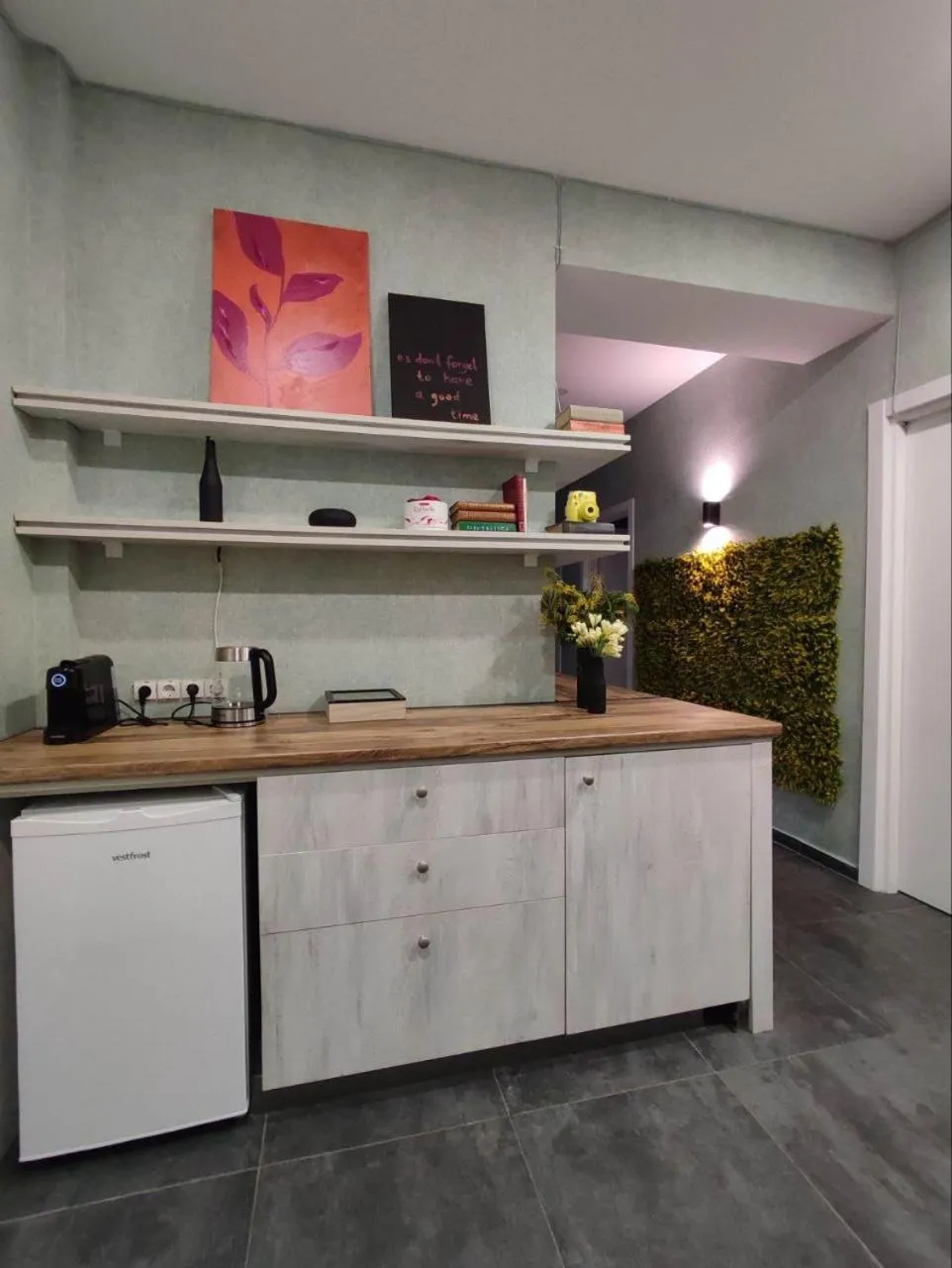 Coffee/tea facilities in Round Garden Hotel