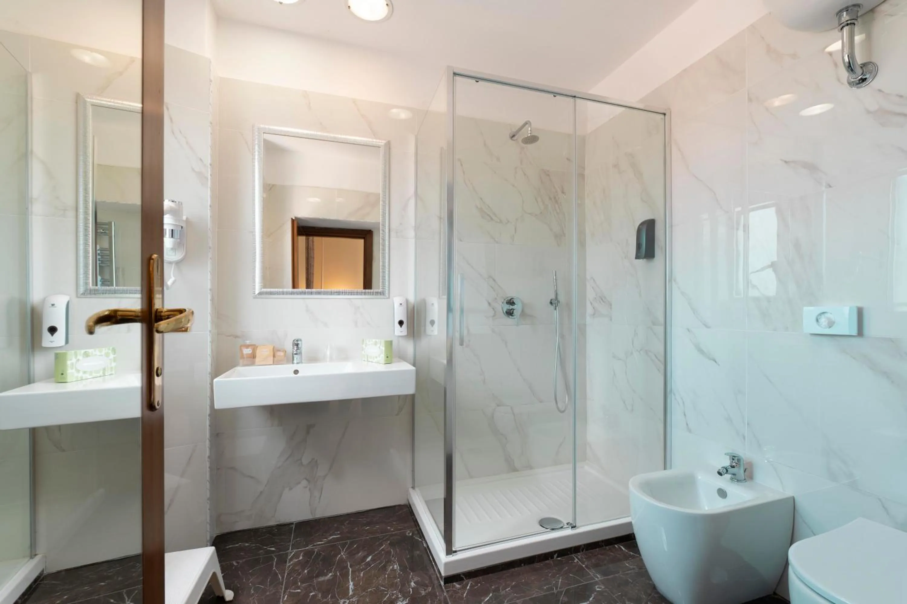 Shower in Hotel Hiberia