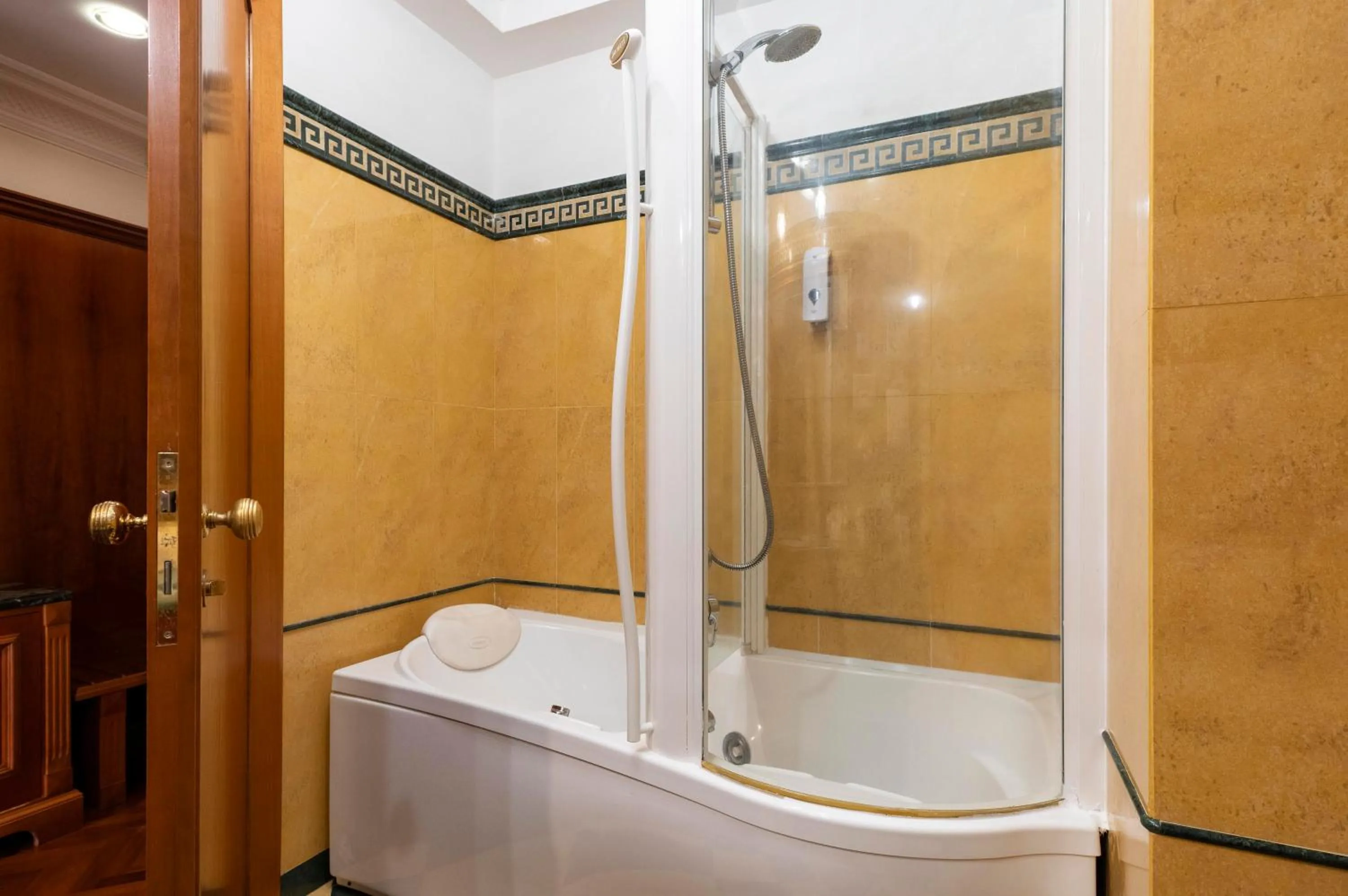 Bath in Hotel Hiberia