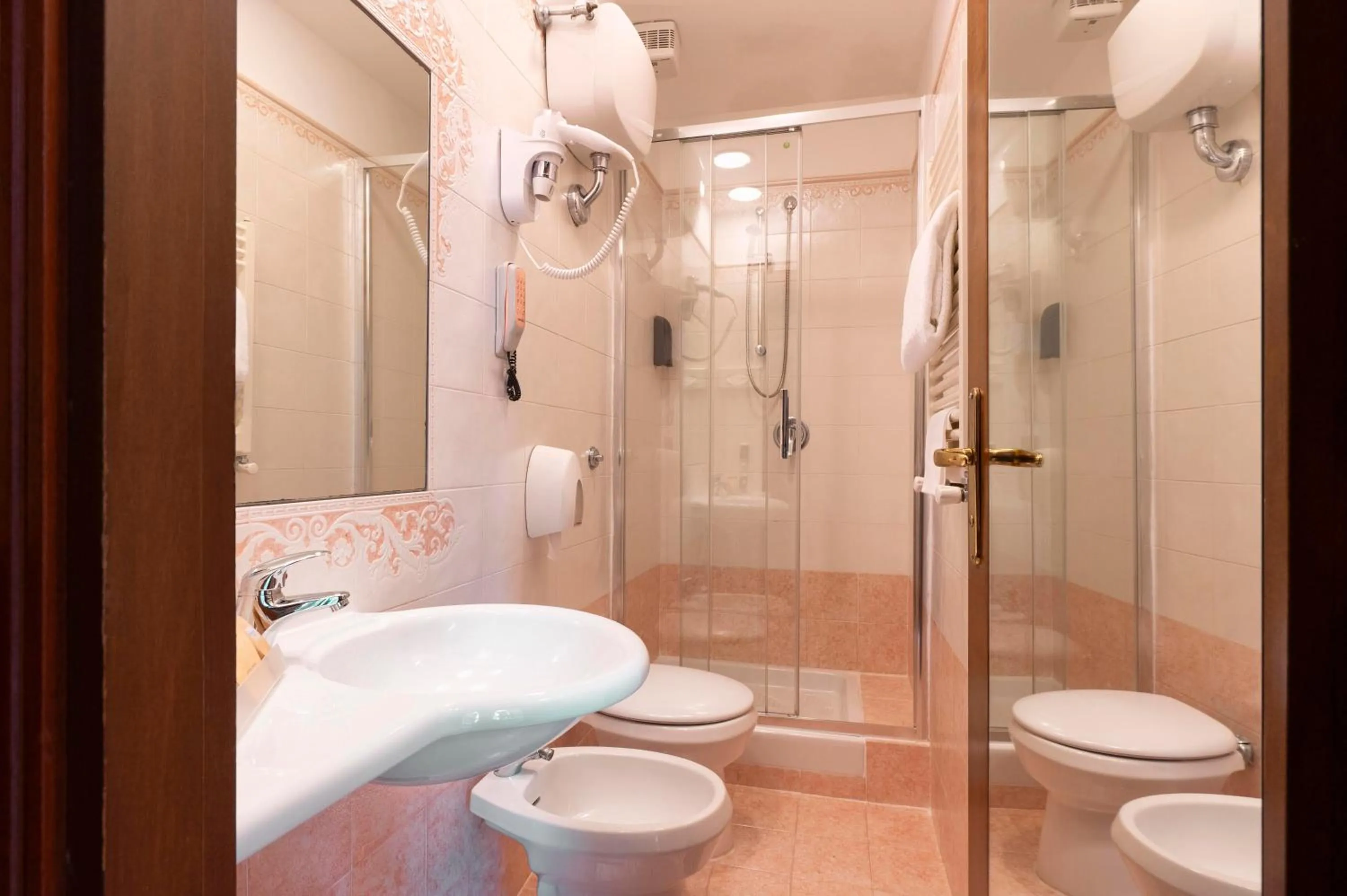 Shower in Hotel Hiberia