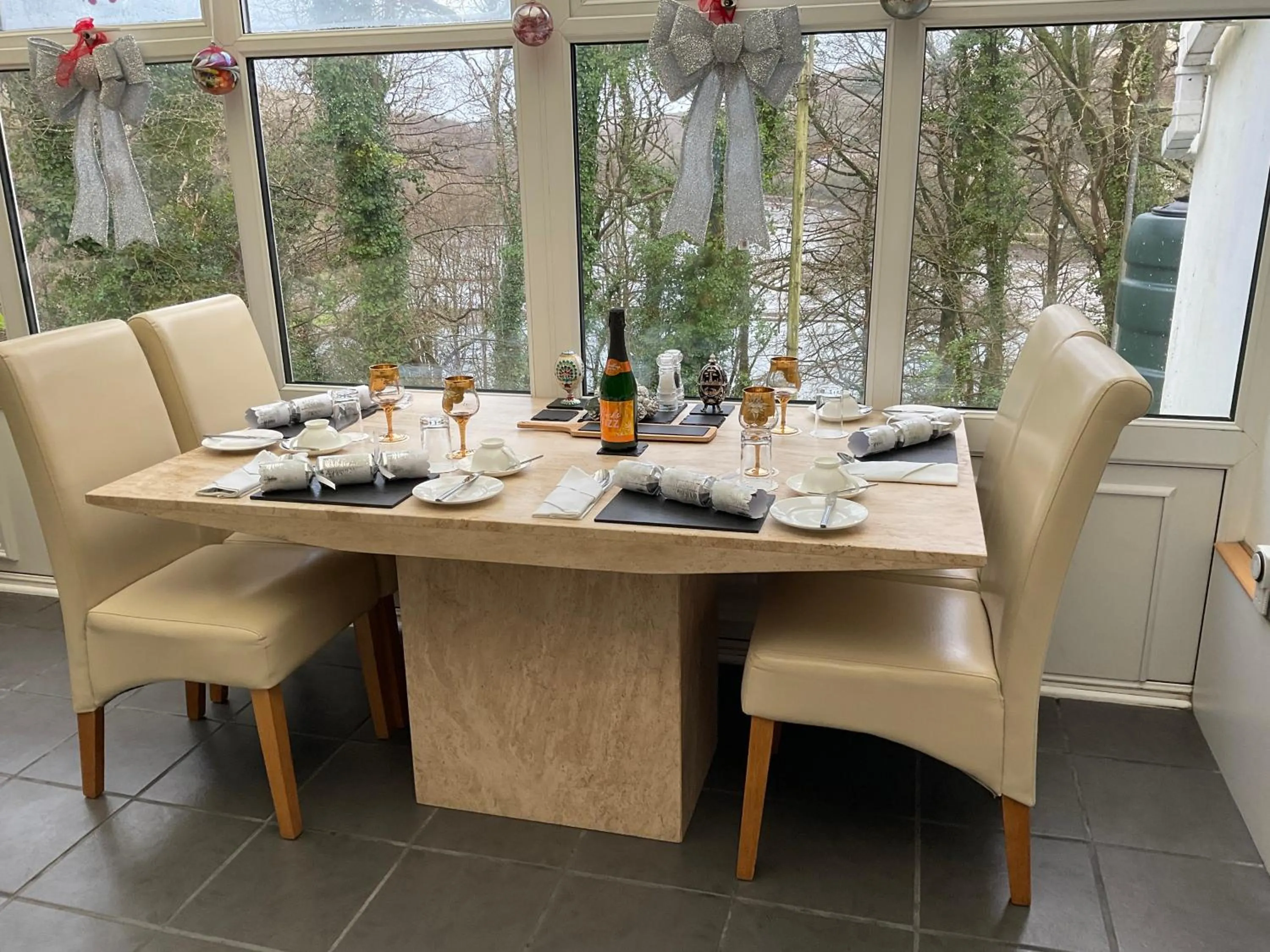 Breakfast in Cherrywood Lodge