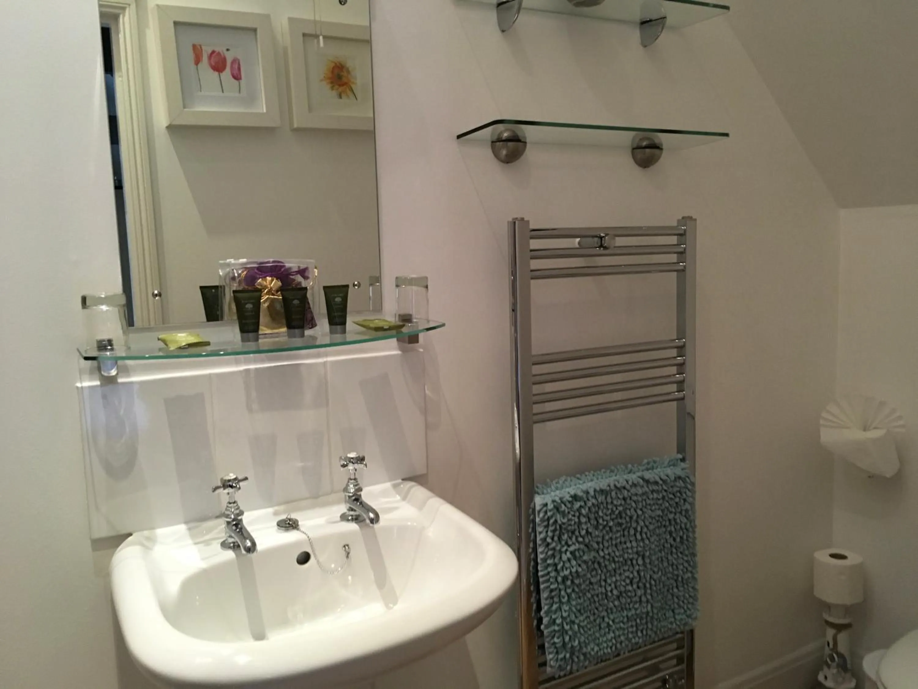 Bathroom in Cherrywood Lodge