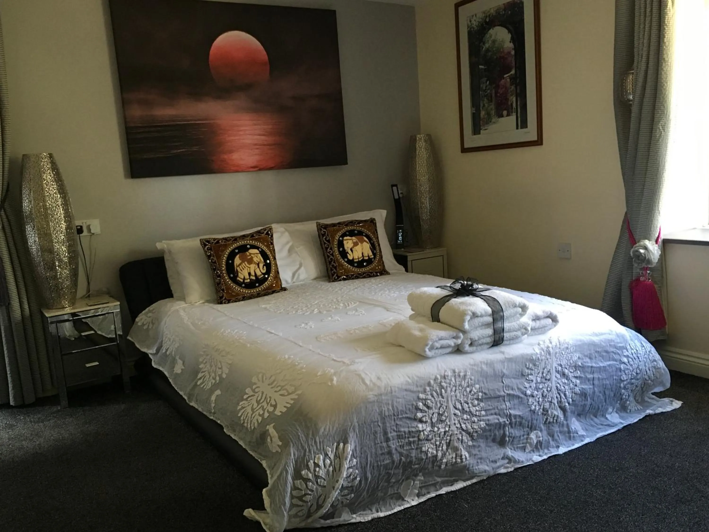 Bedroom, Bed in Cherrywood Lodge