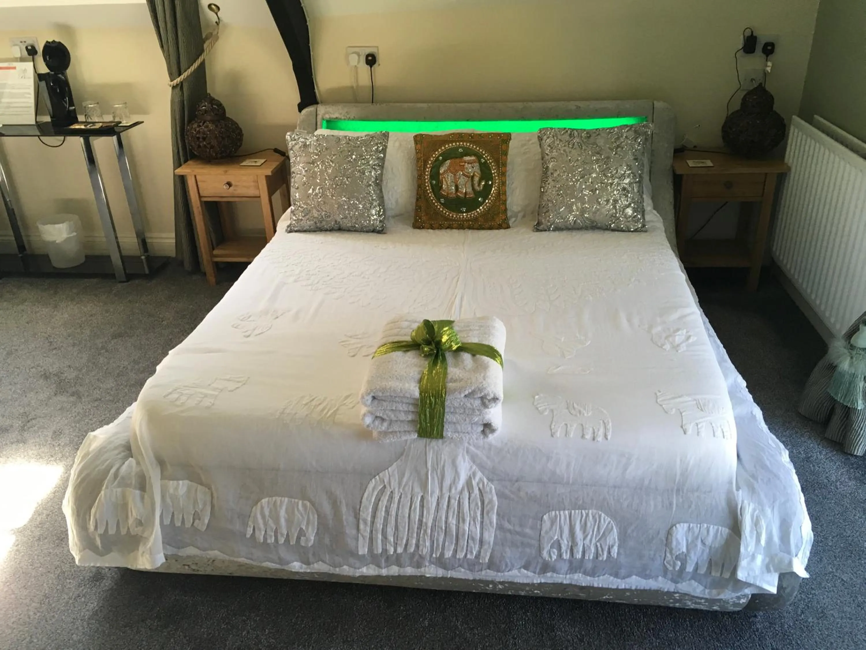 Bedroom, Bed in Cherrywood Lodge